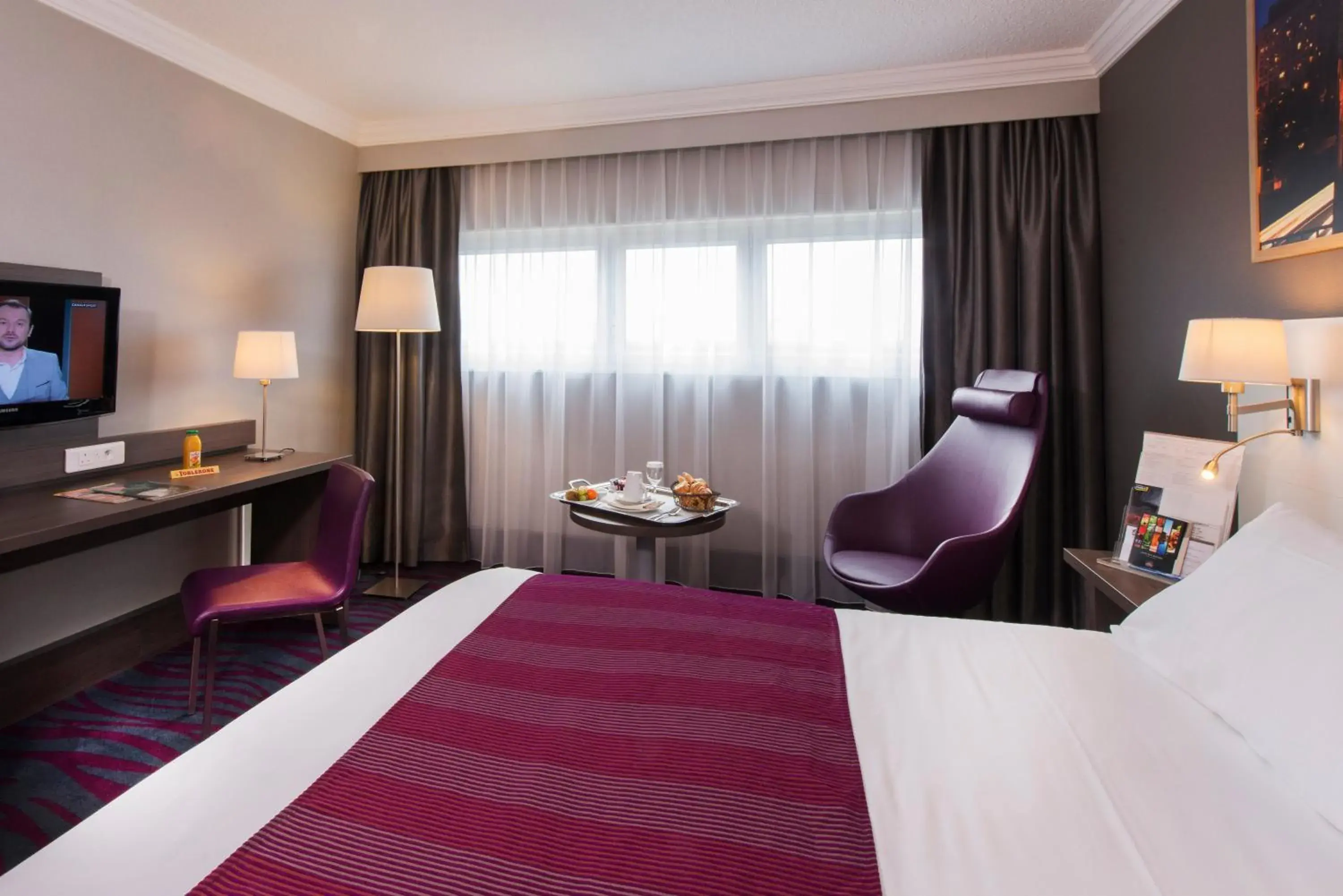 Photo of the whole room, TV/Entertainment Center in Best Western Plus Paris Orly Airport