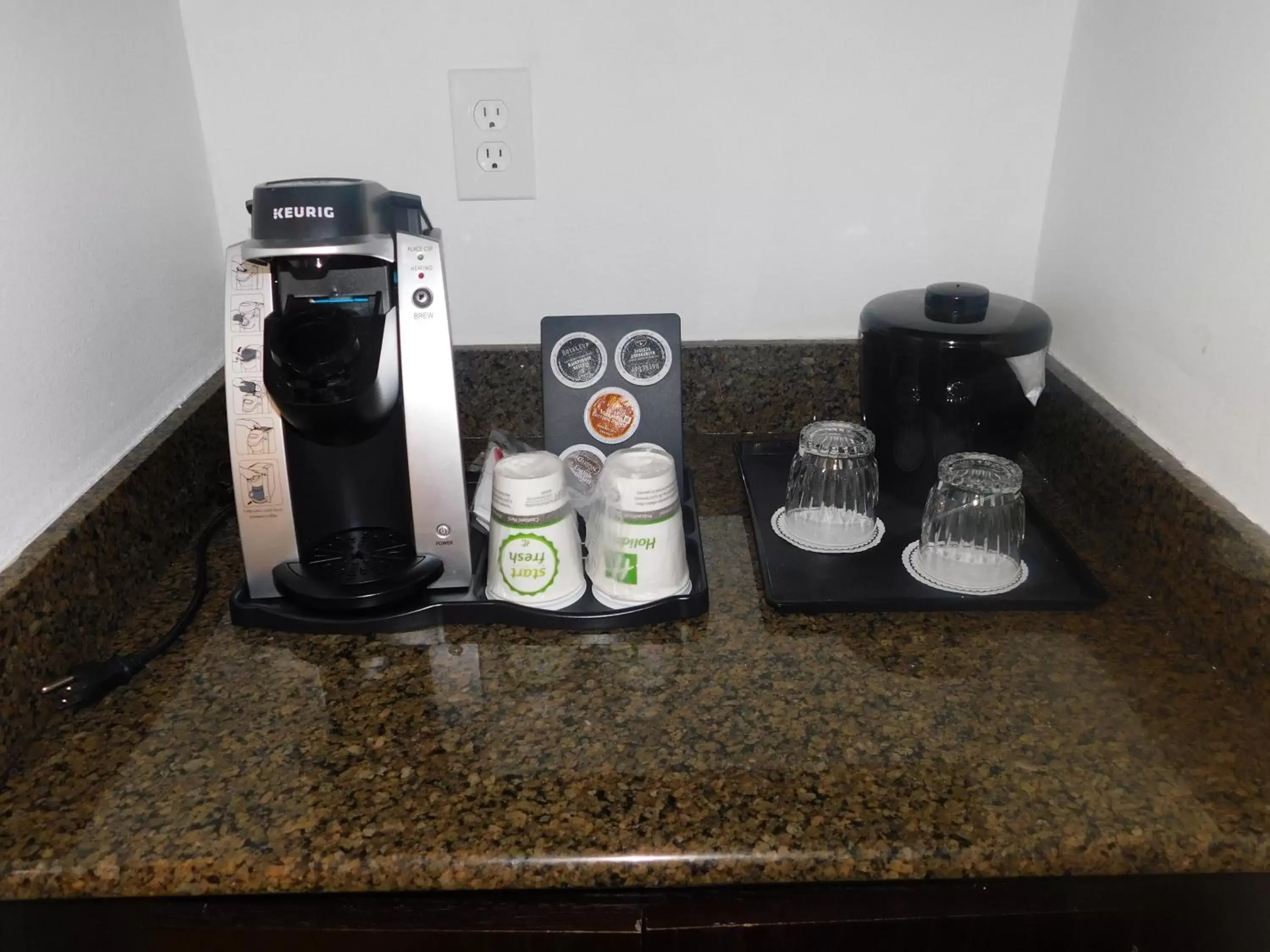 Bedroom, Coffee/Tea Facilities in Holiday Inn Irving Las Colinas, an IHG Hotel