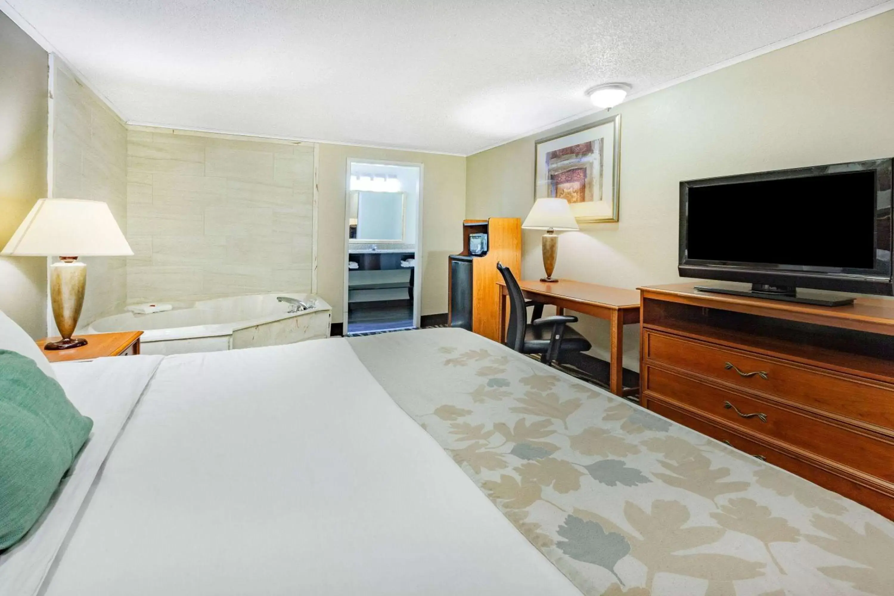 Photo of the whole room, Bed in Travelodge by Wyndham Monroe