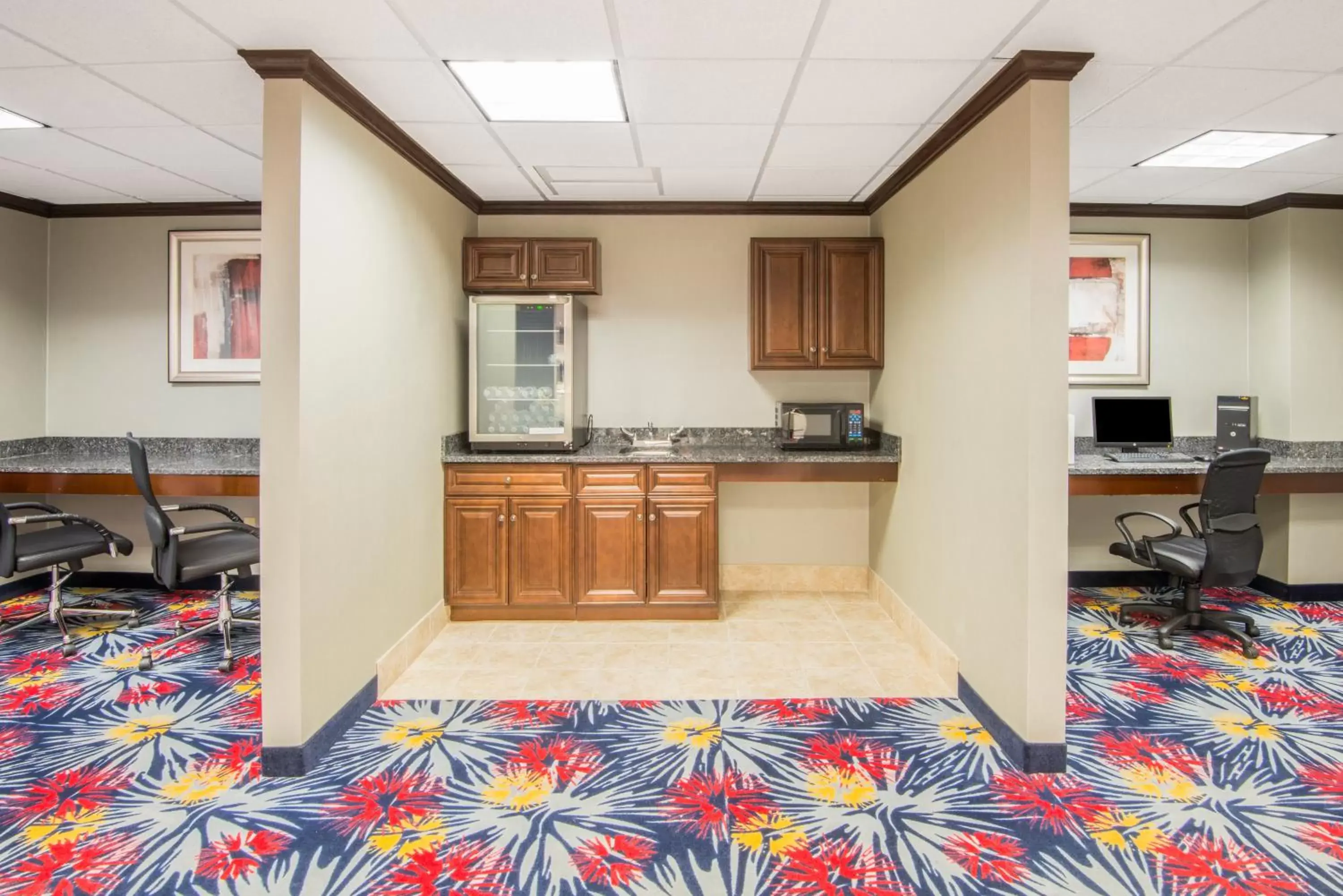 Restaurant/places to eat, Kitchen/Kitchenette in Holiday Inn Express Cleveland Airport - Brook Park, an IHG Hotel