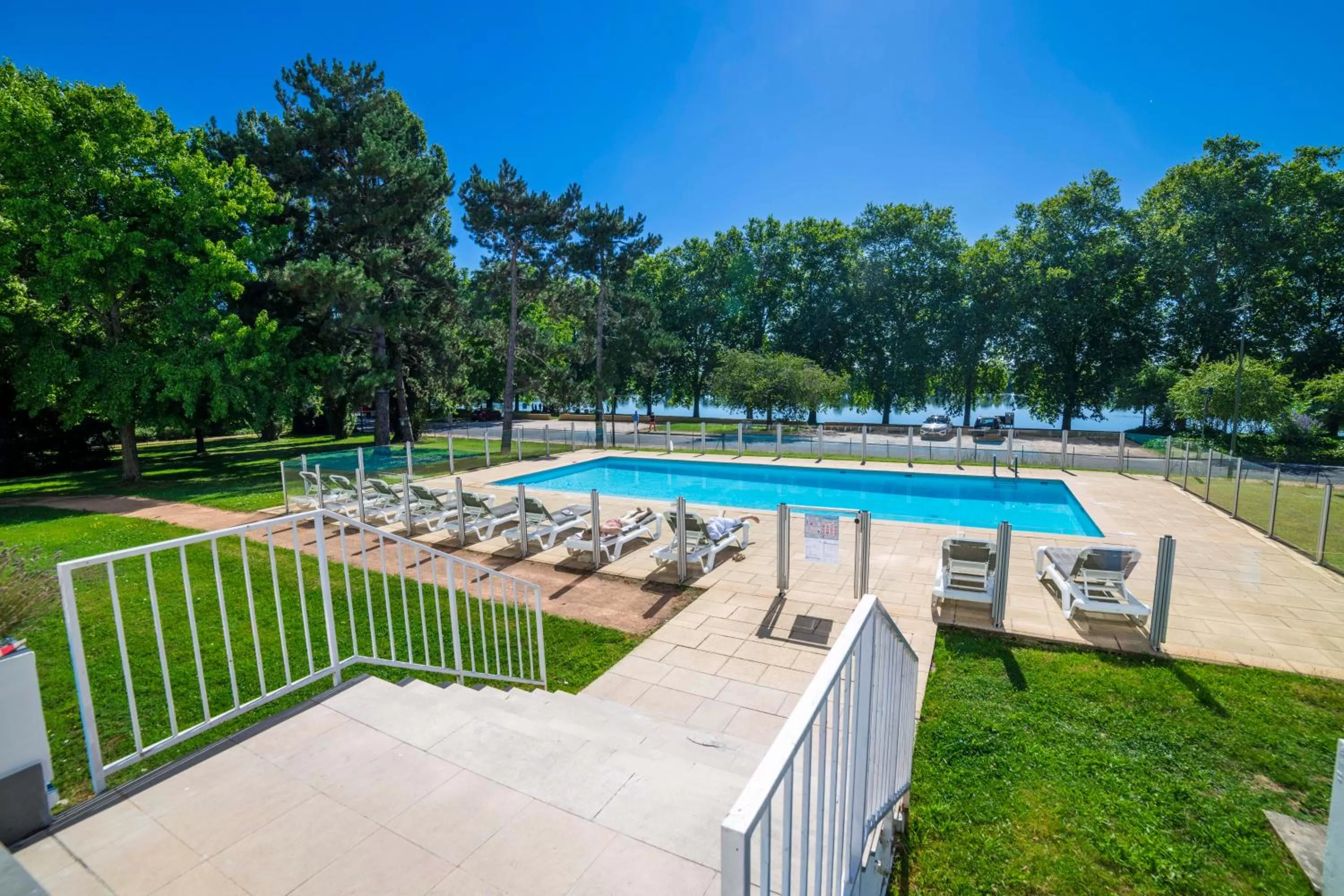 Swimming pool in Hôtel Mercure Mâcon Bord de Saône