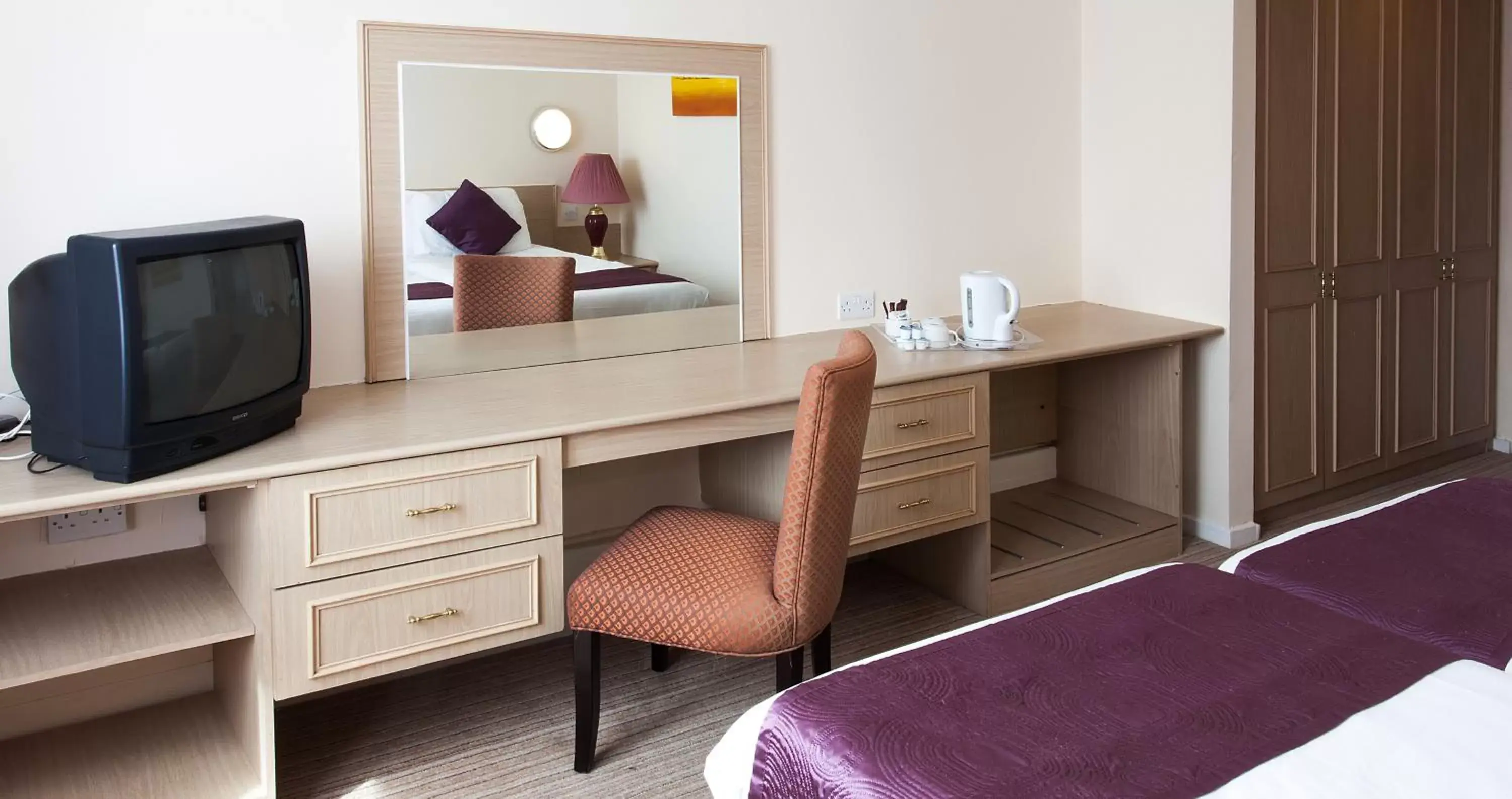 Bed, TV/Entertainment Center in Heathlands Hotel