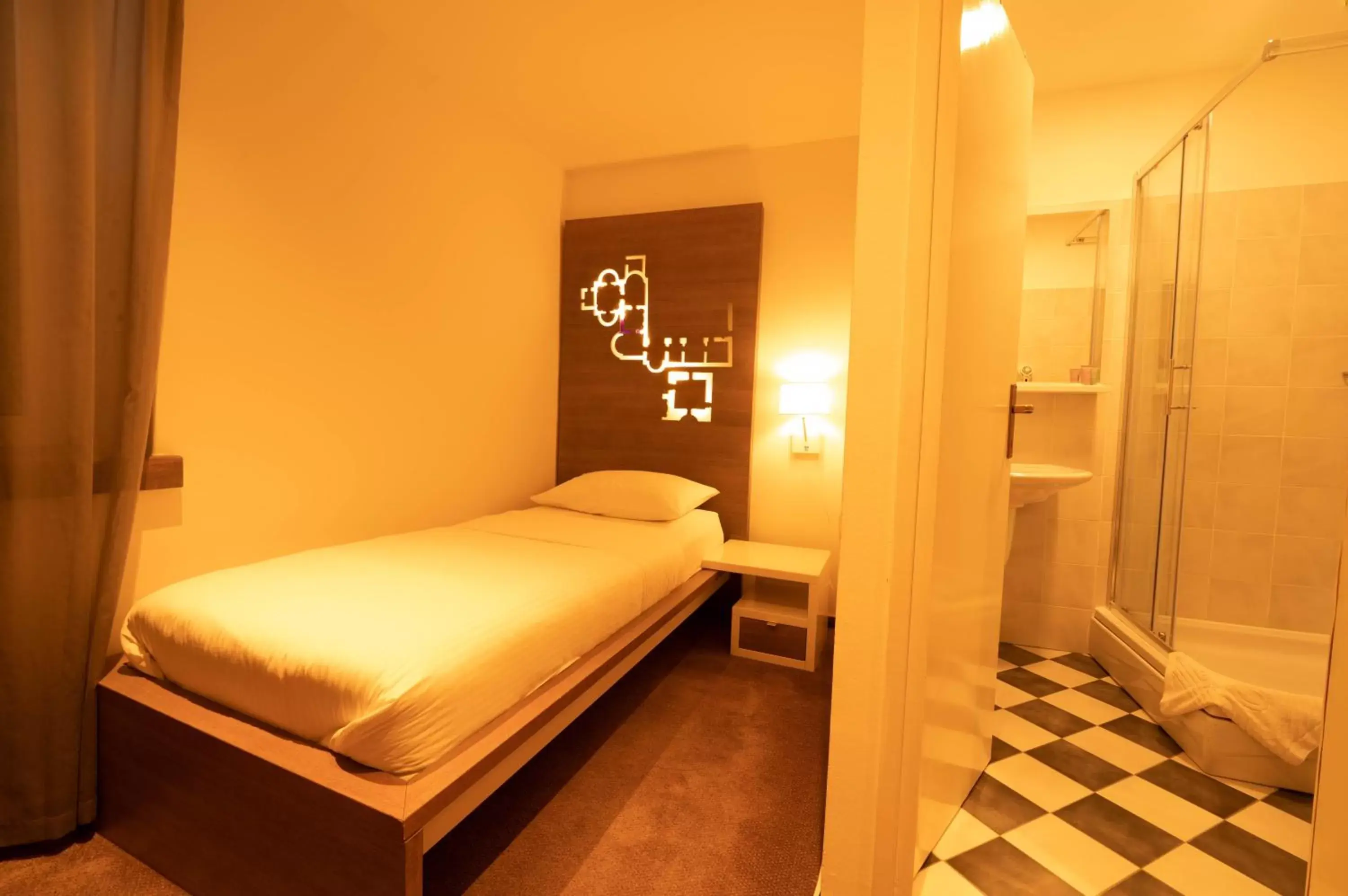 Bathroom, Bed in Slavija Culture Heritage Hotel