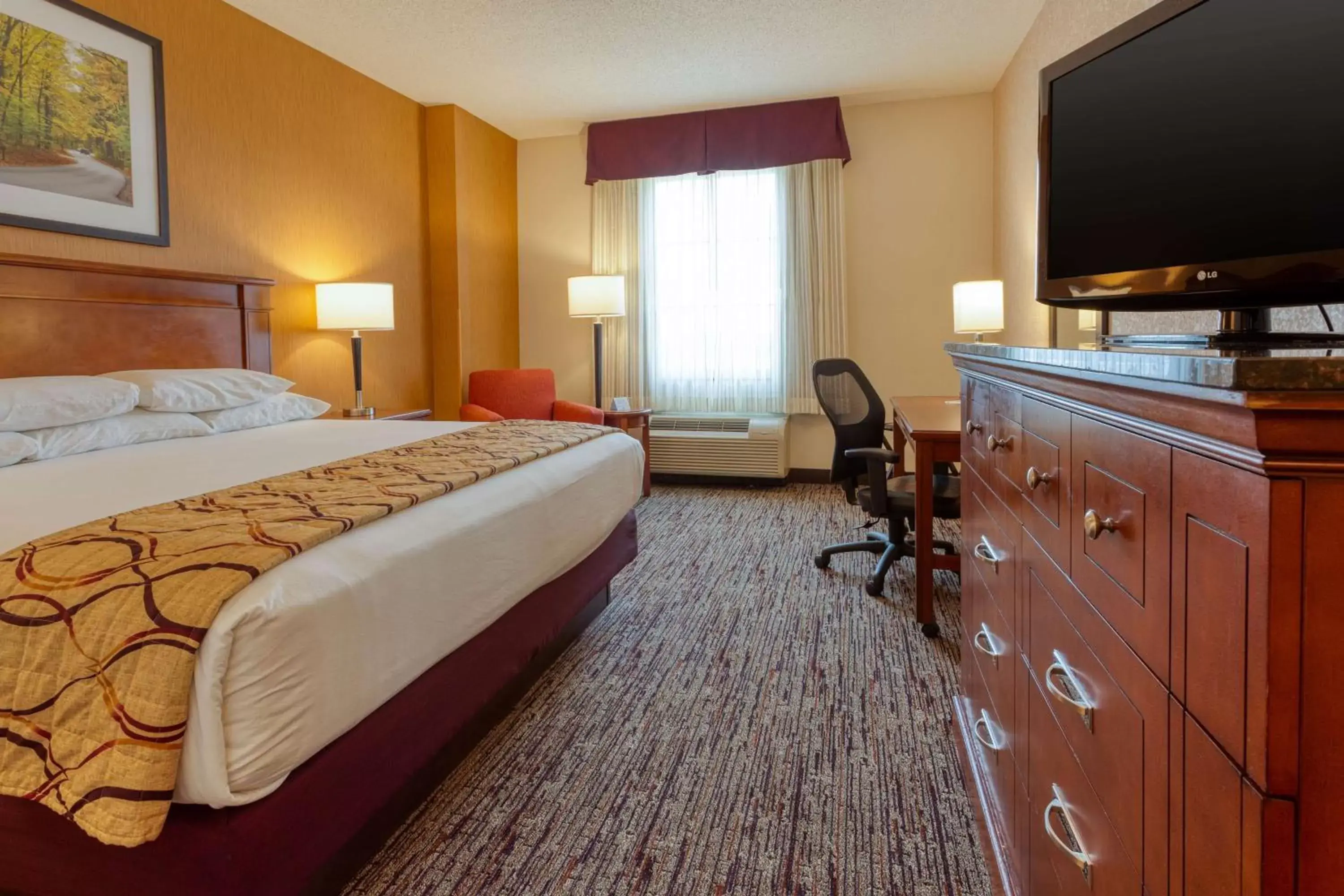 Photo of the whole room, Bed in Drury Inn & Suites Indianapolis Northeast