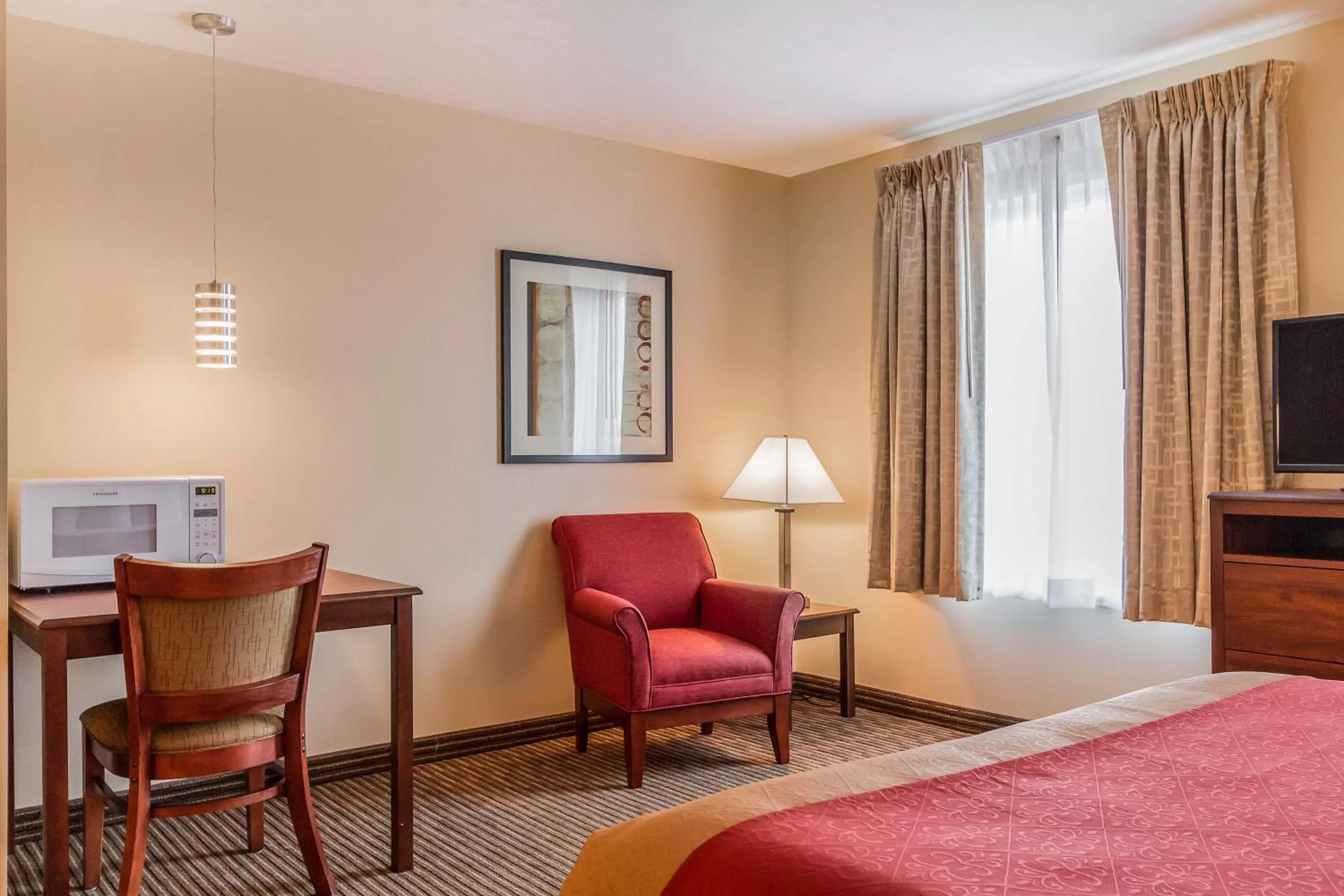 Seating area, Bed in MainStay Suites Grand Island