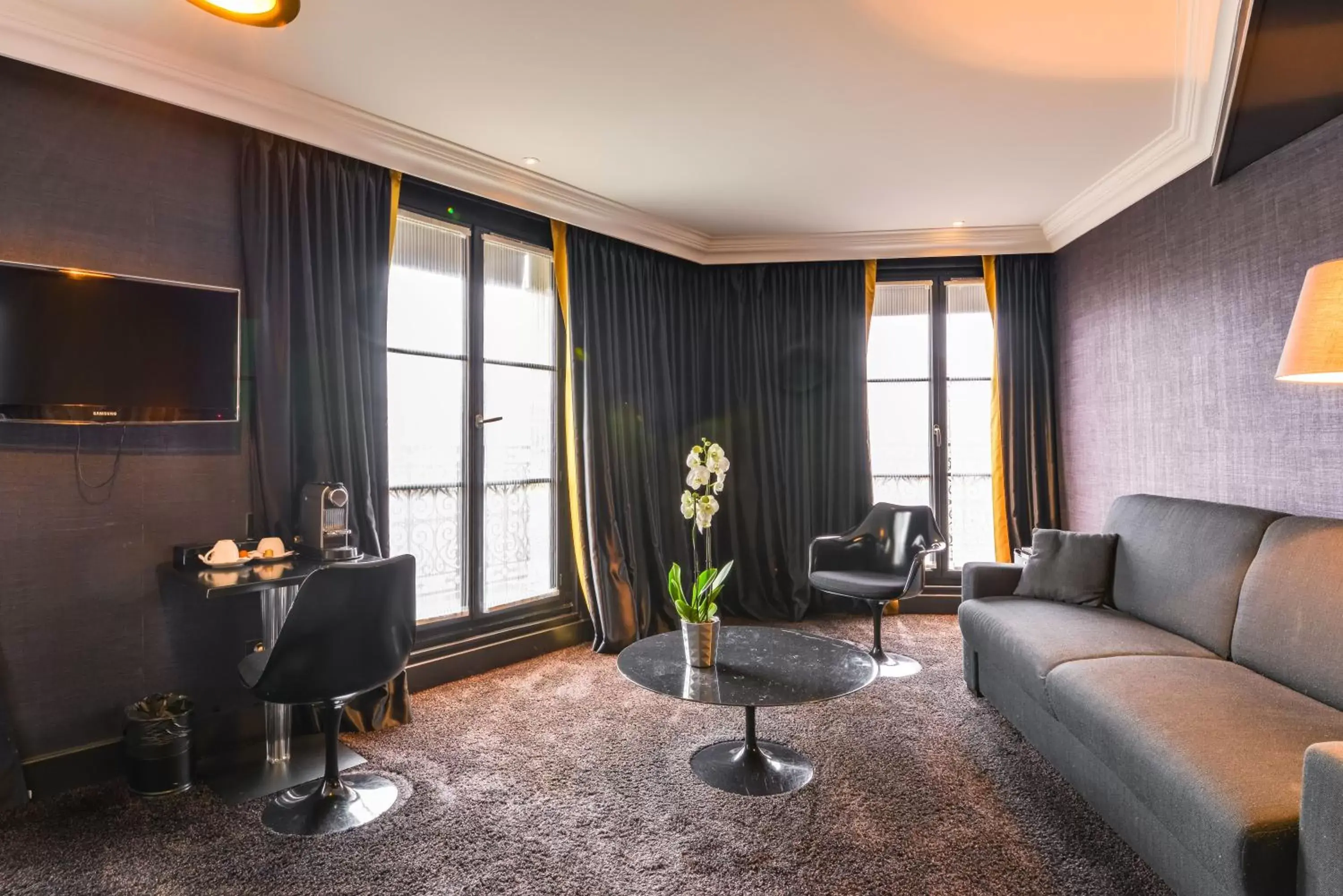Communal lounge/ TV room, Seating Area in First Hotel Paris Tour Eiffel