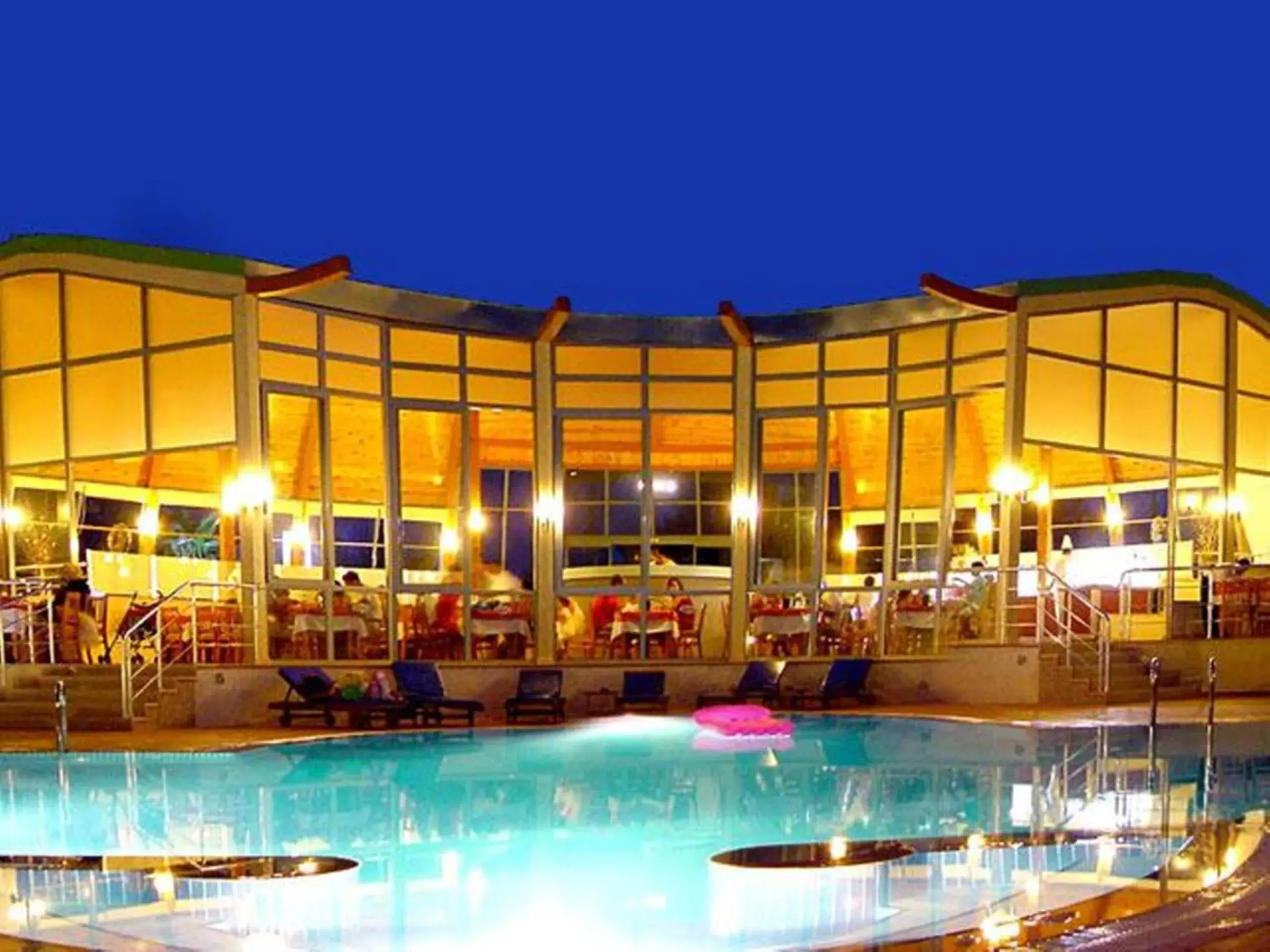 Swimming Pool in Belcehan Deluxe Hotel