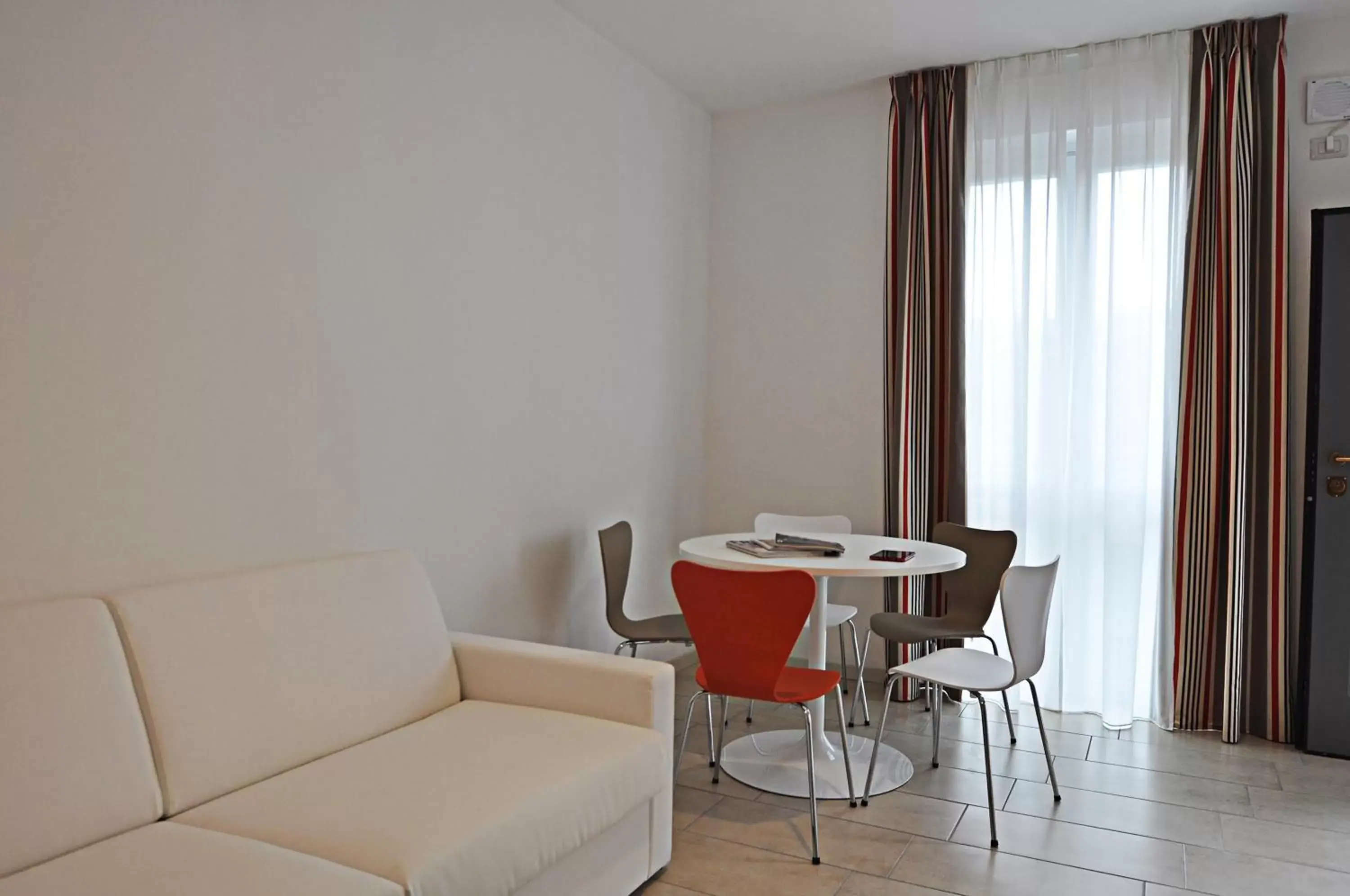 Kitchen or kitchenette, Seating Area in BB Hotels Aparthotel Visconti
