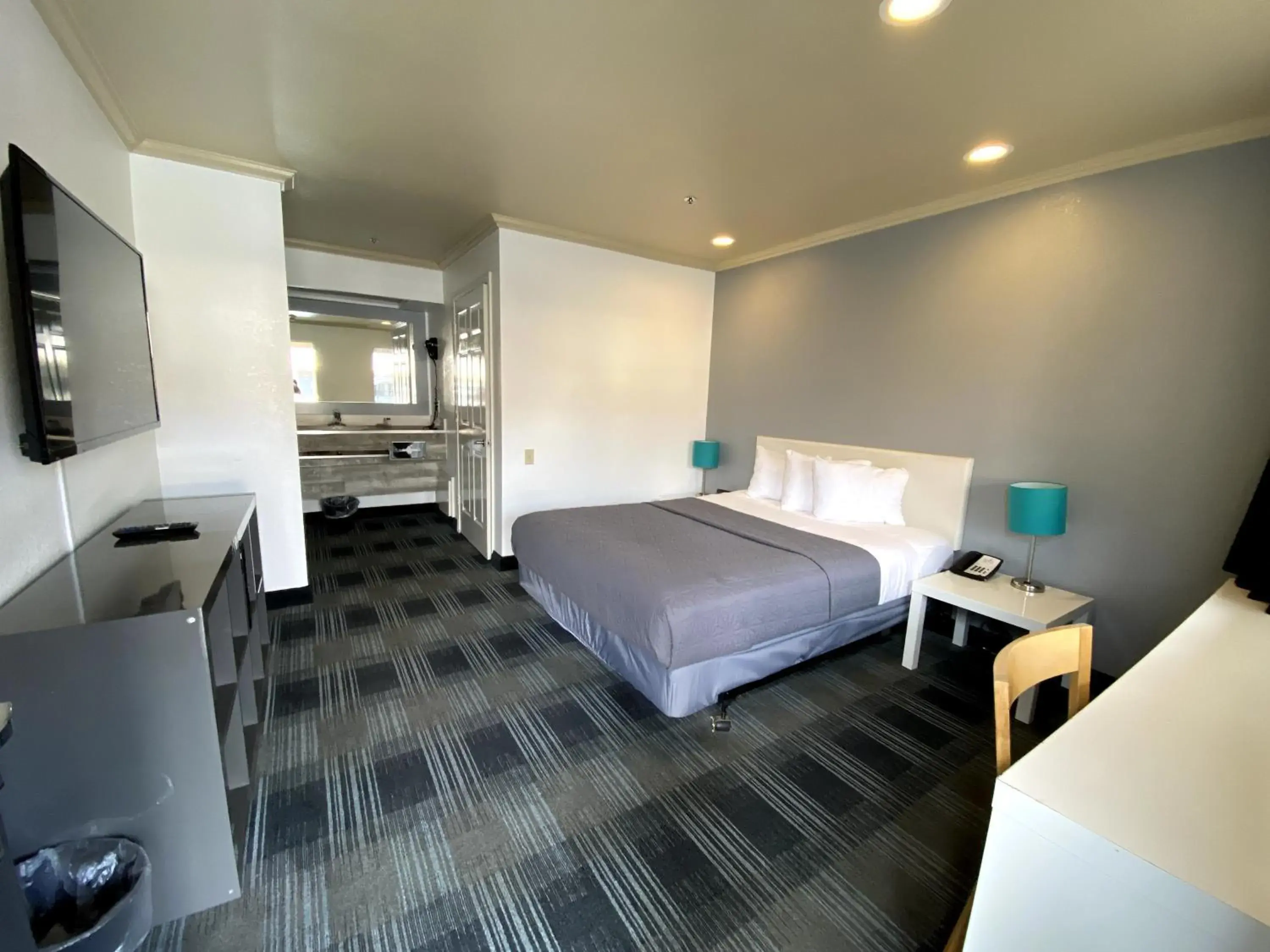 Photo of the whole room, Bed in BridgePoint Inn Daly City Photo of the whole room, Bed in BridgePoint Inn Daly City