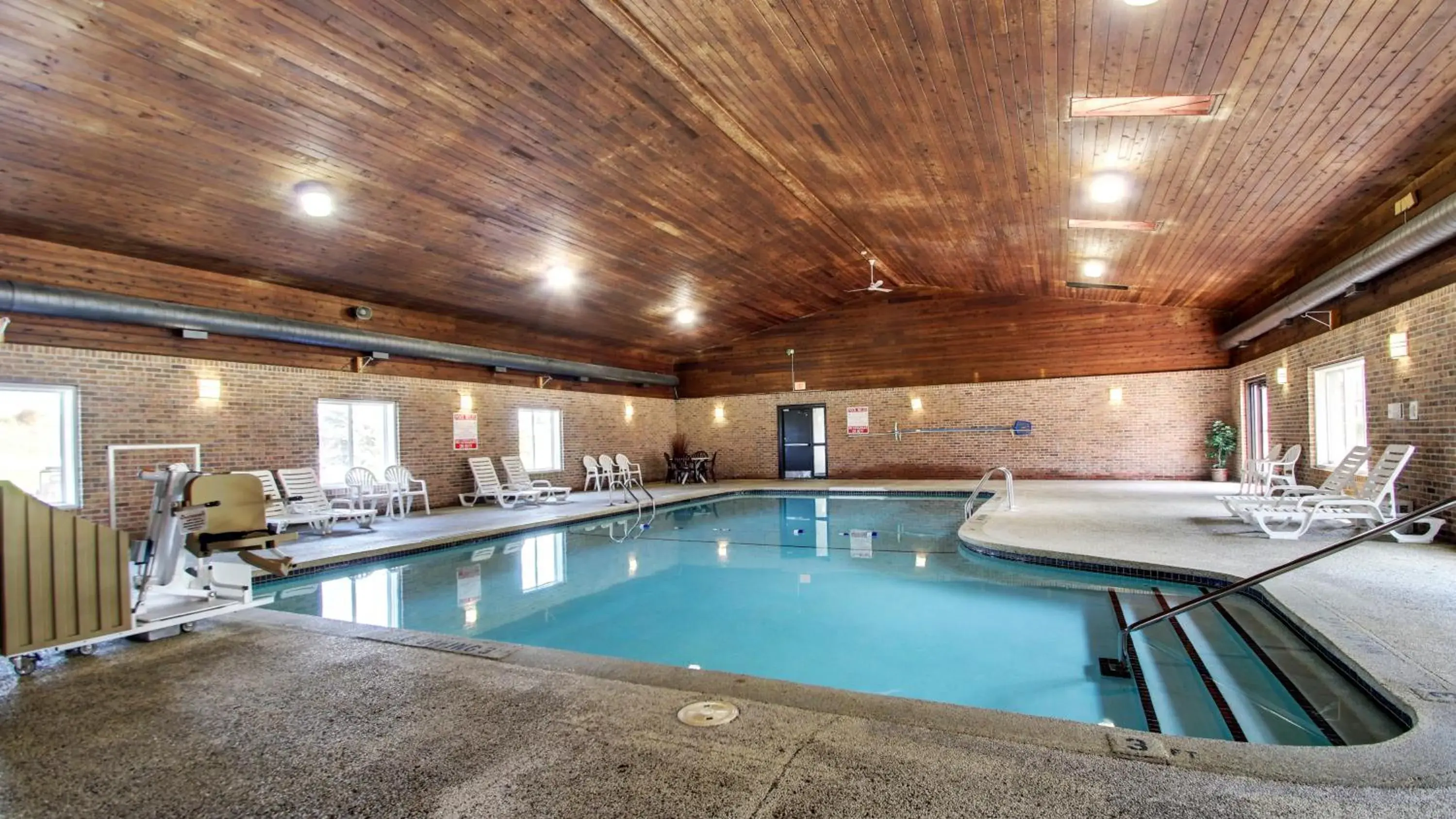 Day, Swimming Pool in Motel 6-Altoona, IA - Des Moines East