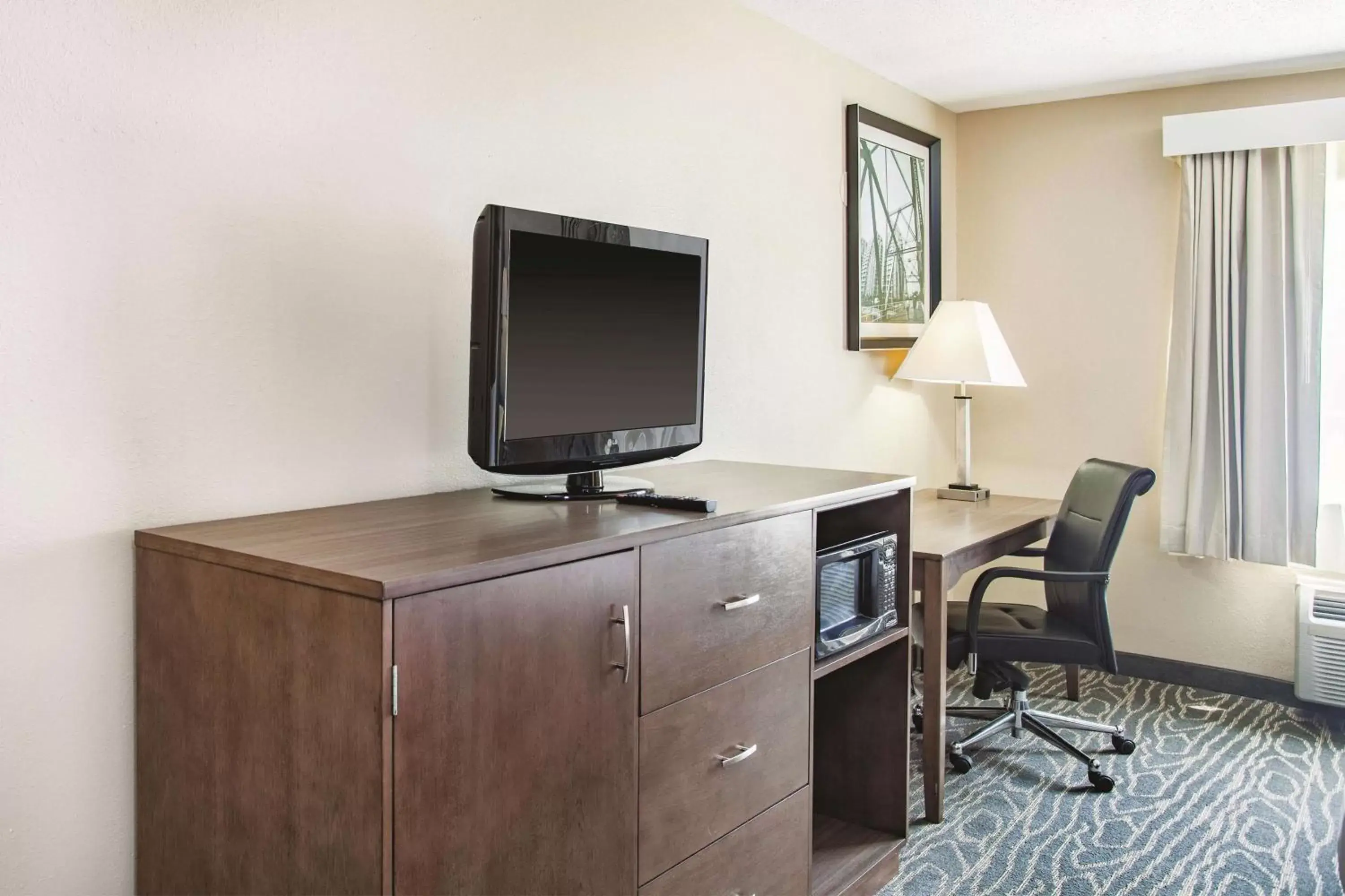 Photo of the whole room, TV/Entertainment Center in La Quinta Inn by Wyndham Richmond South