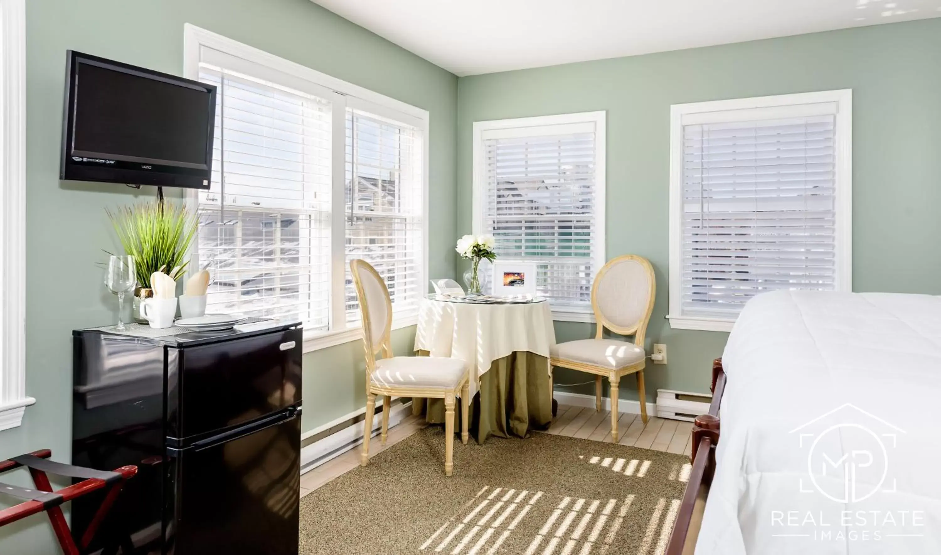 Seating area, TV/Entertainment Center in Bouchard Restaurant & Inn