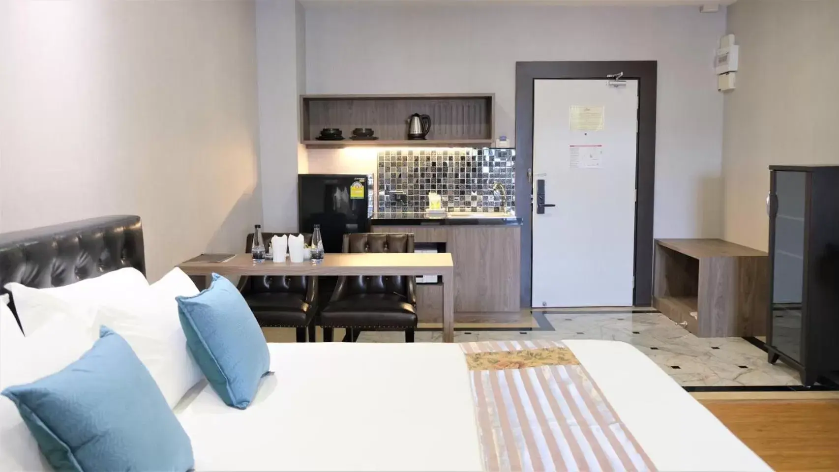 Bed, Kitchen/Kitchenette in KTK Pattaya Hotel & Residence