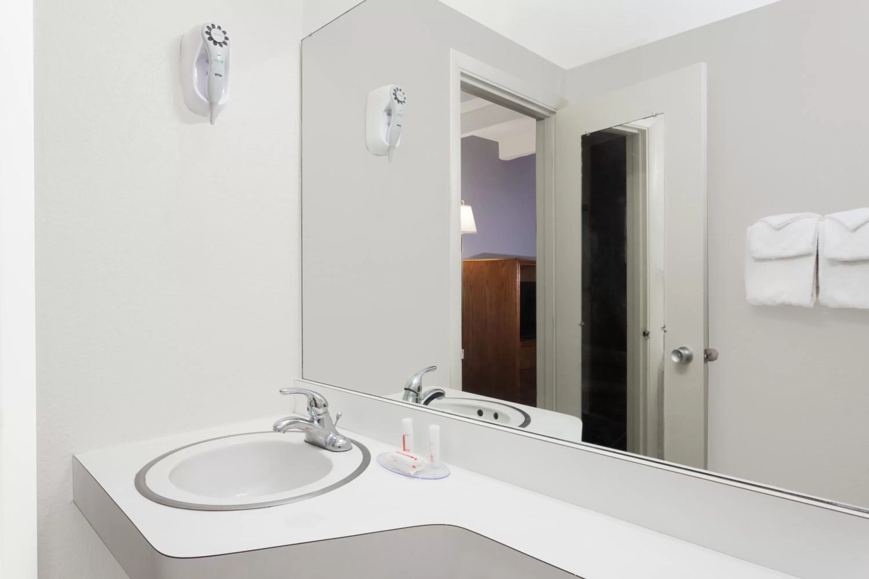 Howard Johnson by Wyndham Vero Beach / Downtown