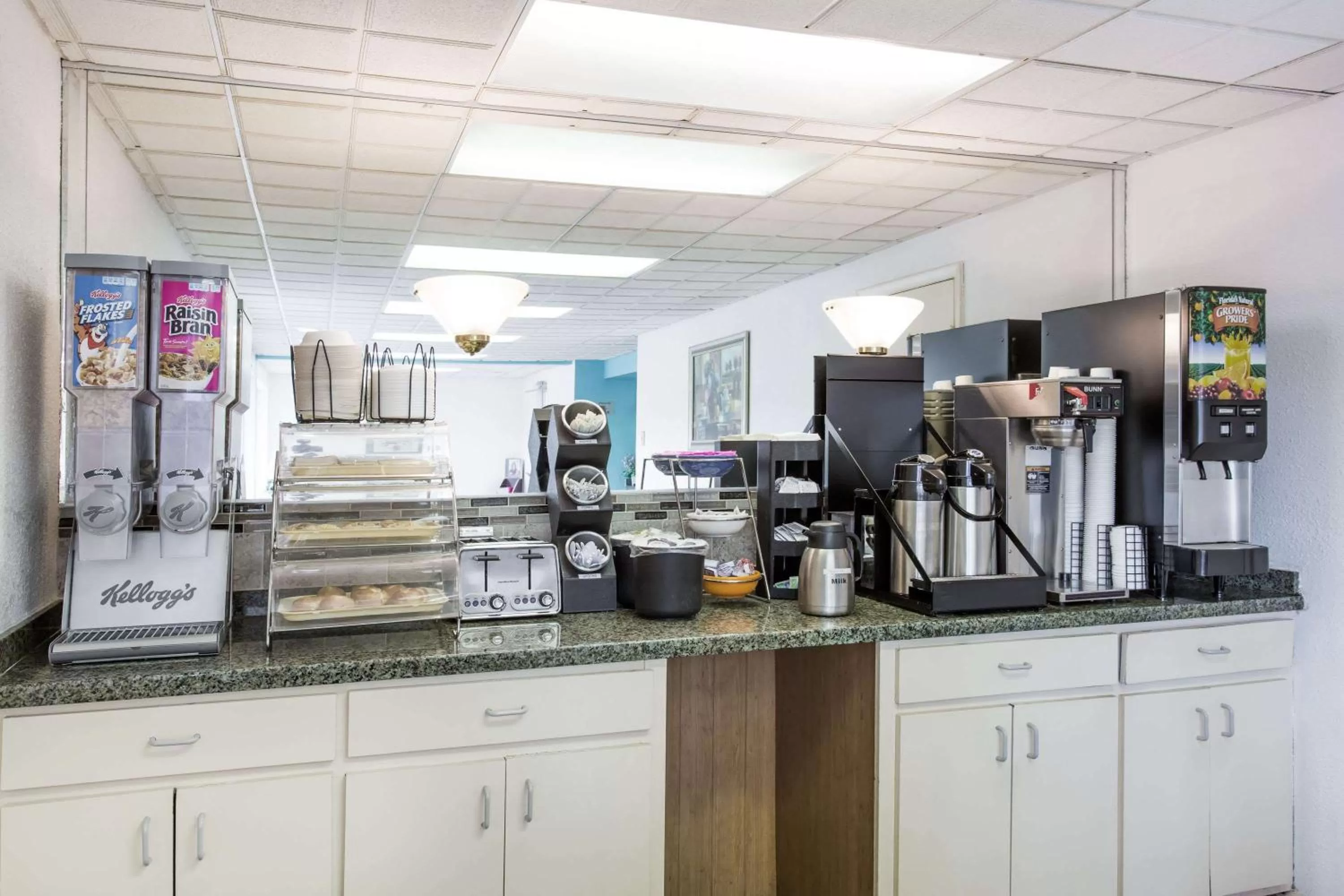 Restaurant/places to eat in Howard Johnson by Wyndham Virginia Beach