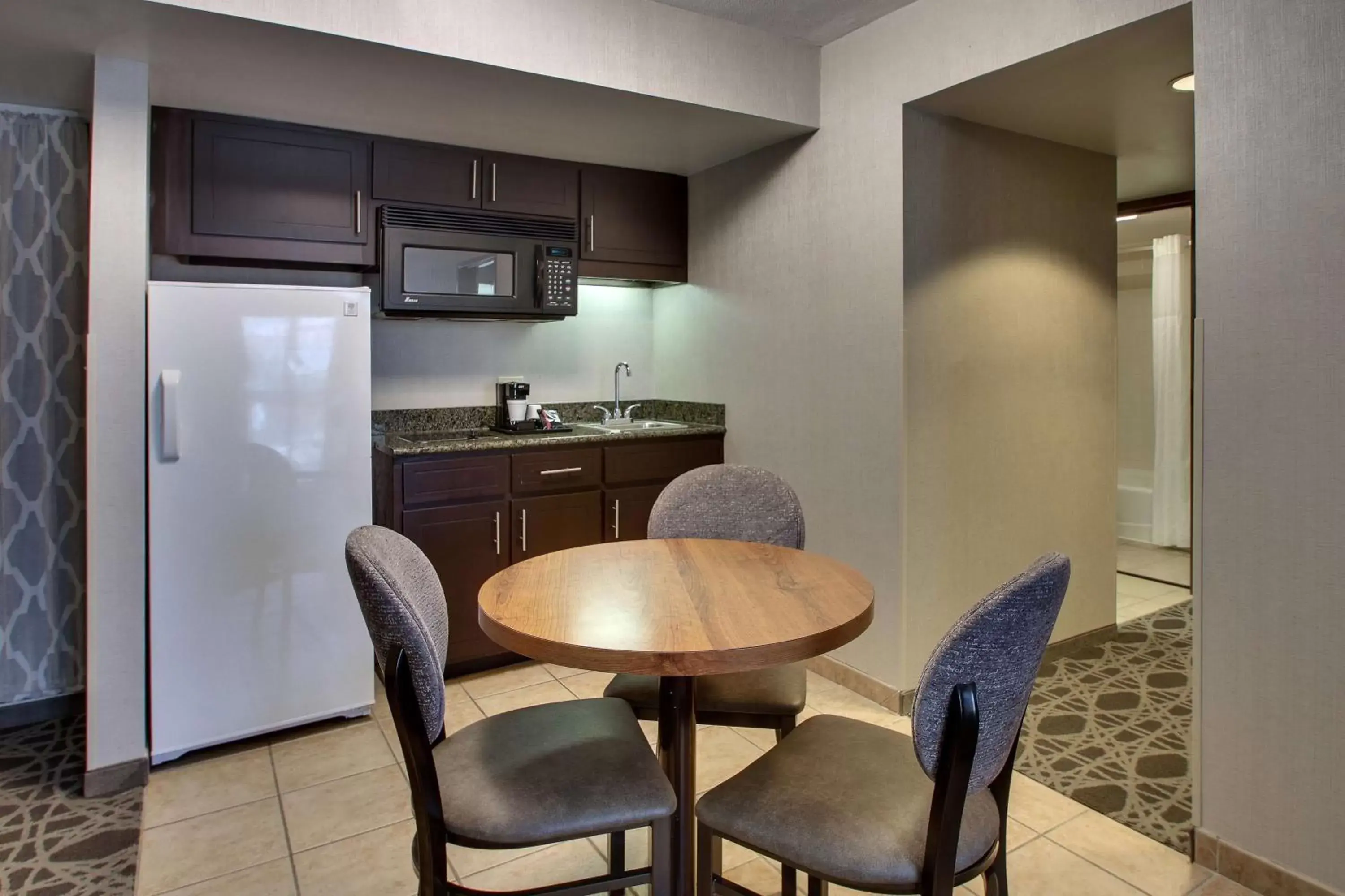 Photo of the whole room, Kitchen/Kitchenette in Drury Plaza Hotel San Antonio Airport