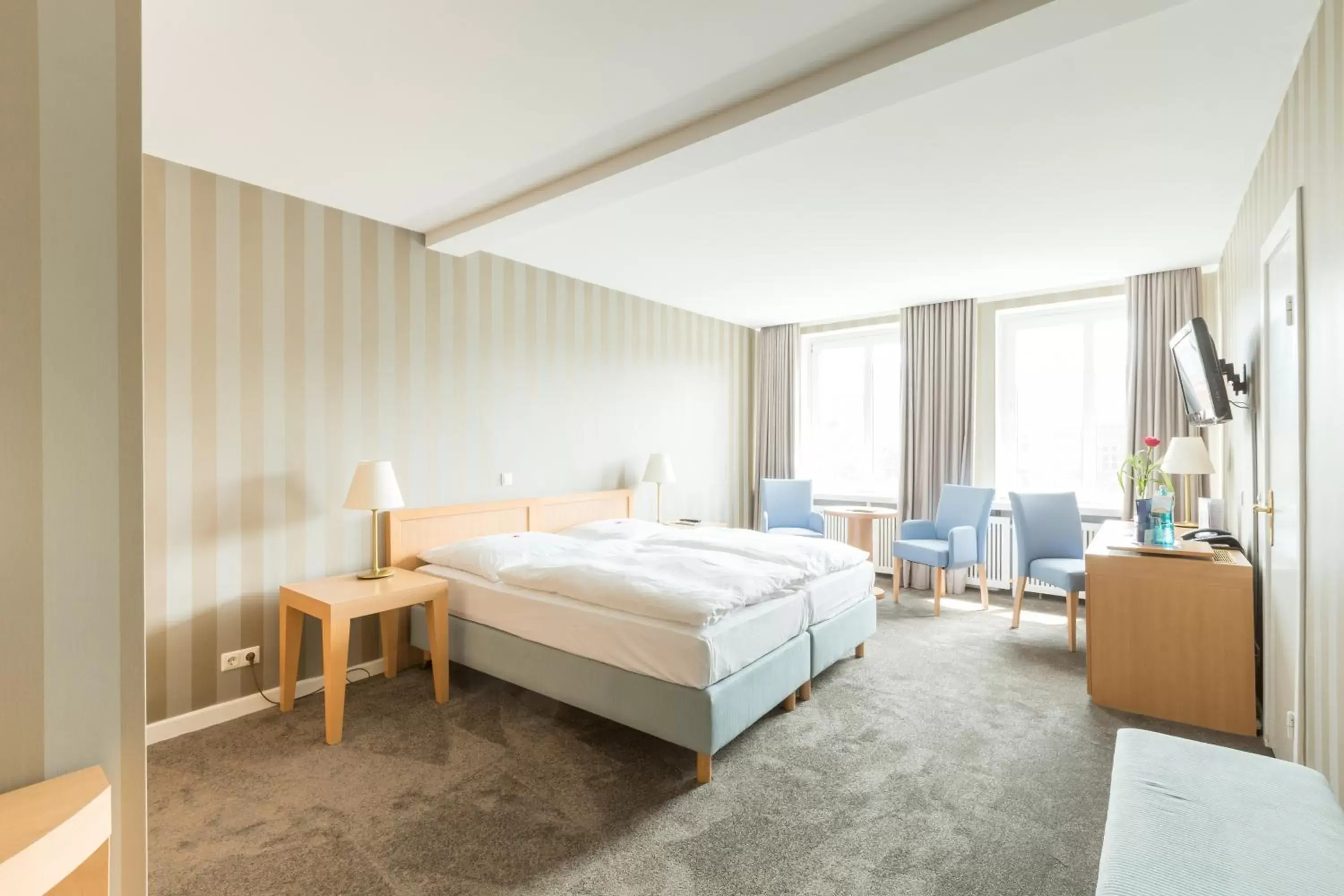Photo of the whole room, Bed in Relexa Hotel Bellevue an der Alster
