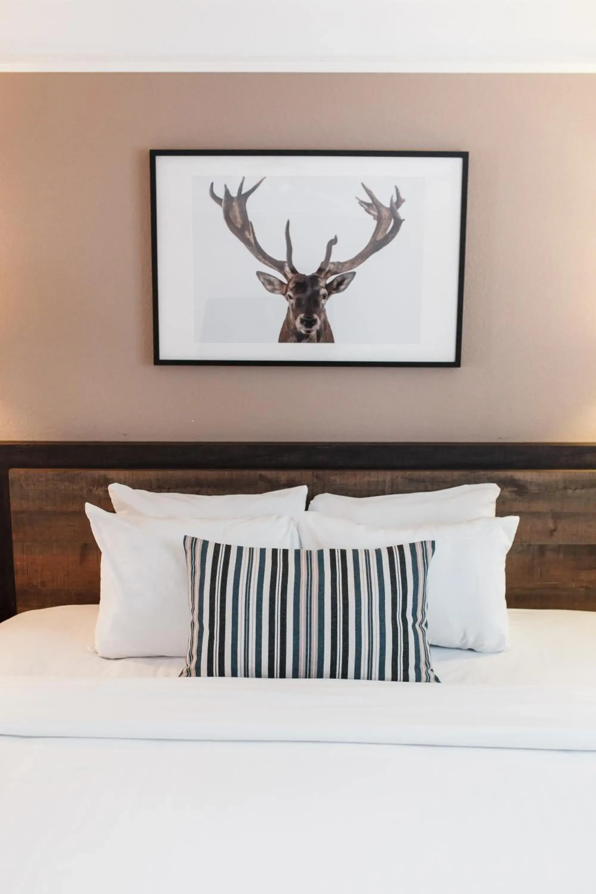 Decorative detail, Bed in Inn At Mount Shasta