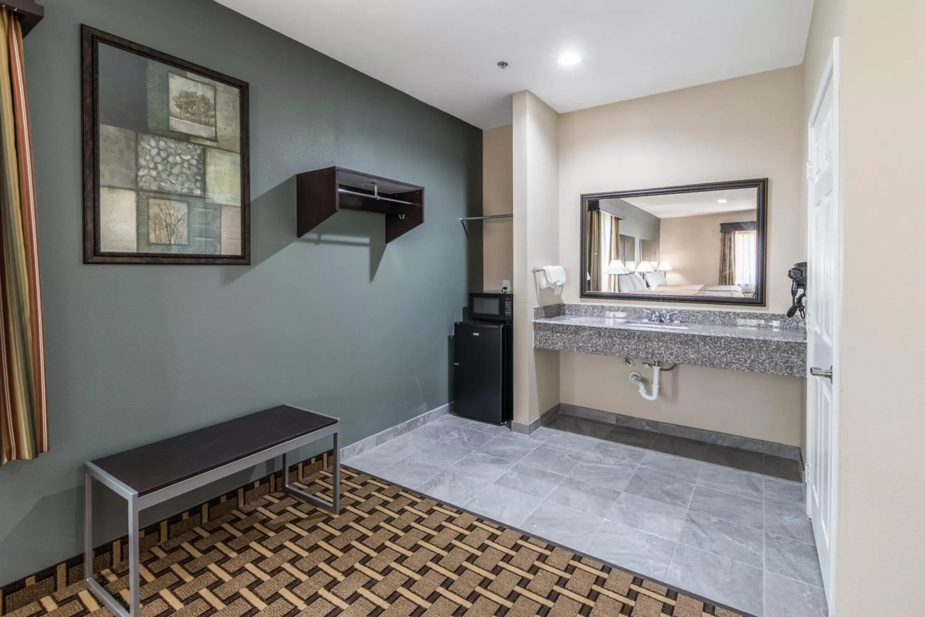 Bathroom, TV/Entertainment Center in Scottish Inns & Suites