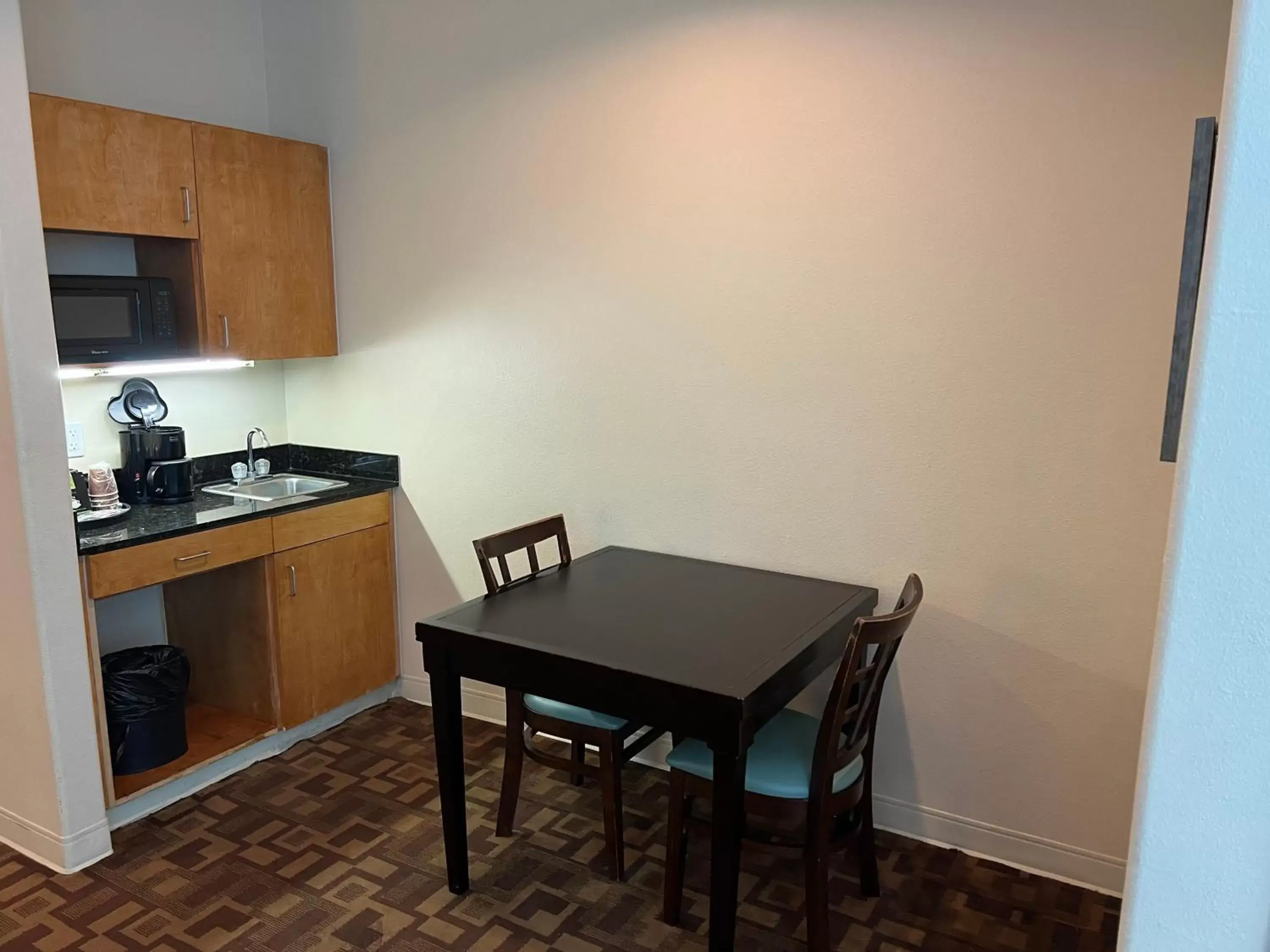 Kitchen or kitchenette, Dining Area in Sunchase Inn & Suites