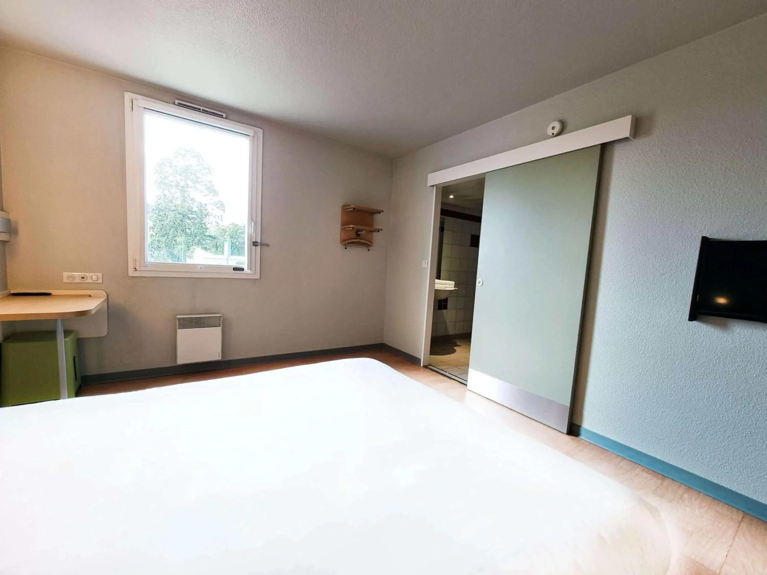 Bedroom, Bed in ibis budget Caen Porte de Bretagne