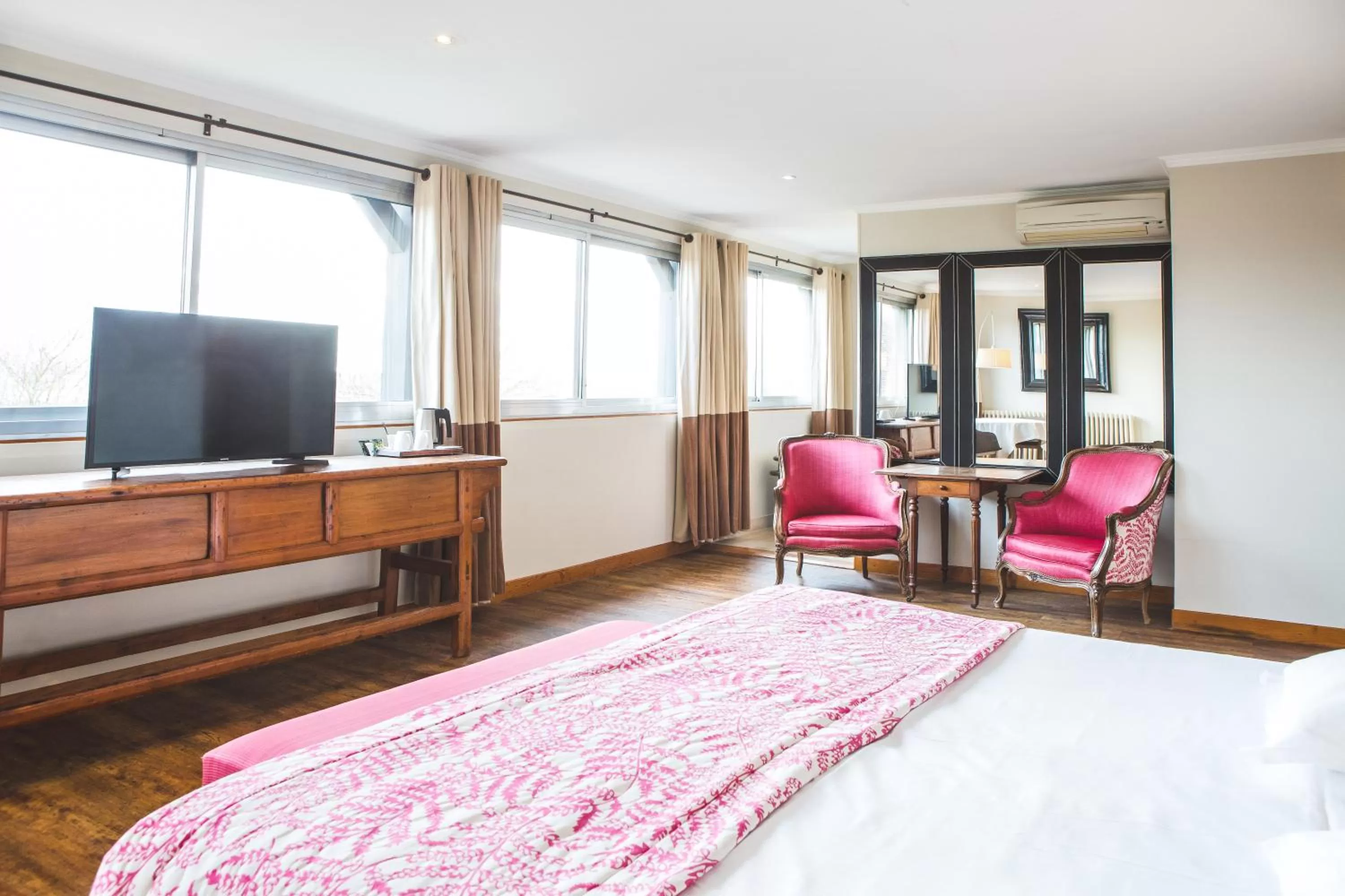 Bedroom, Bed in Ermitage De Corton - Teritoria