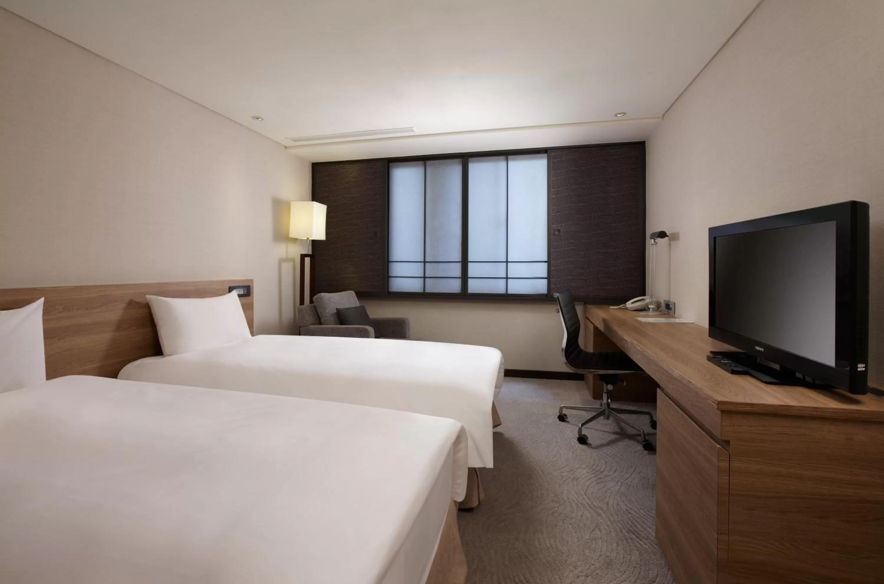 Photo of the whole room, Bed in Royal Inn Taipei Nanxi - MRT Zhongshan Station