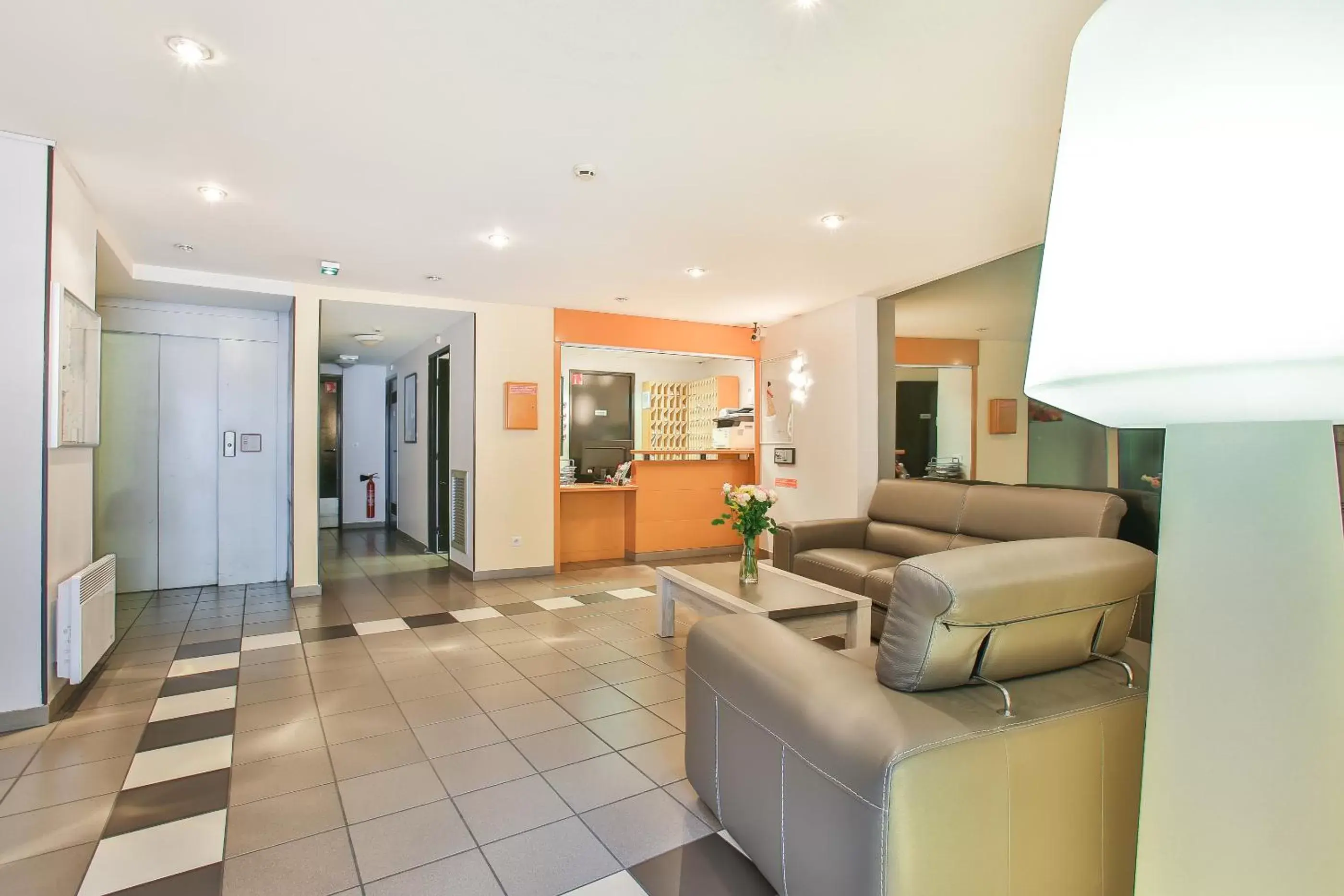 Lobby or reception in Hôtel et Résidence Les Lauréades Clermont-Ferrand Centre Jaude Lobby or reception in Hôtel et Résidence Les Lauréades Clermont-Ferrand Centre Jaude