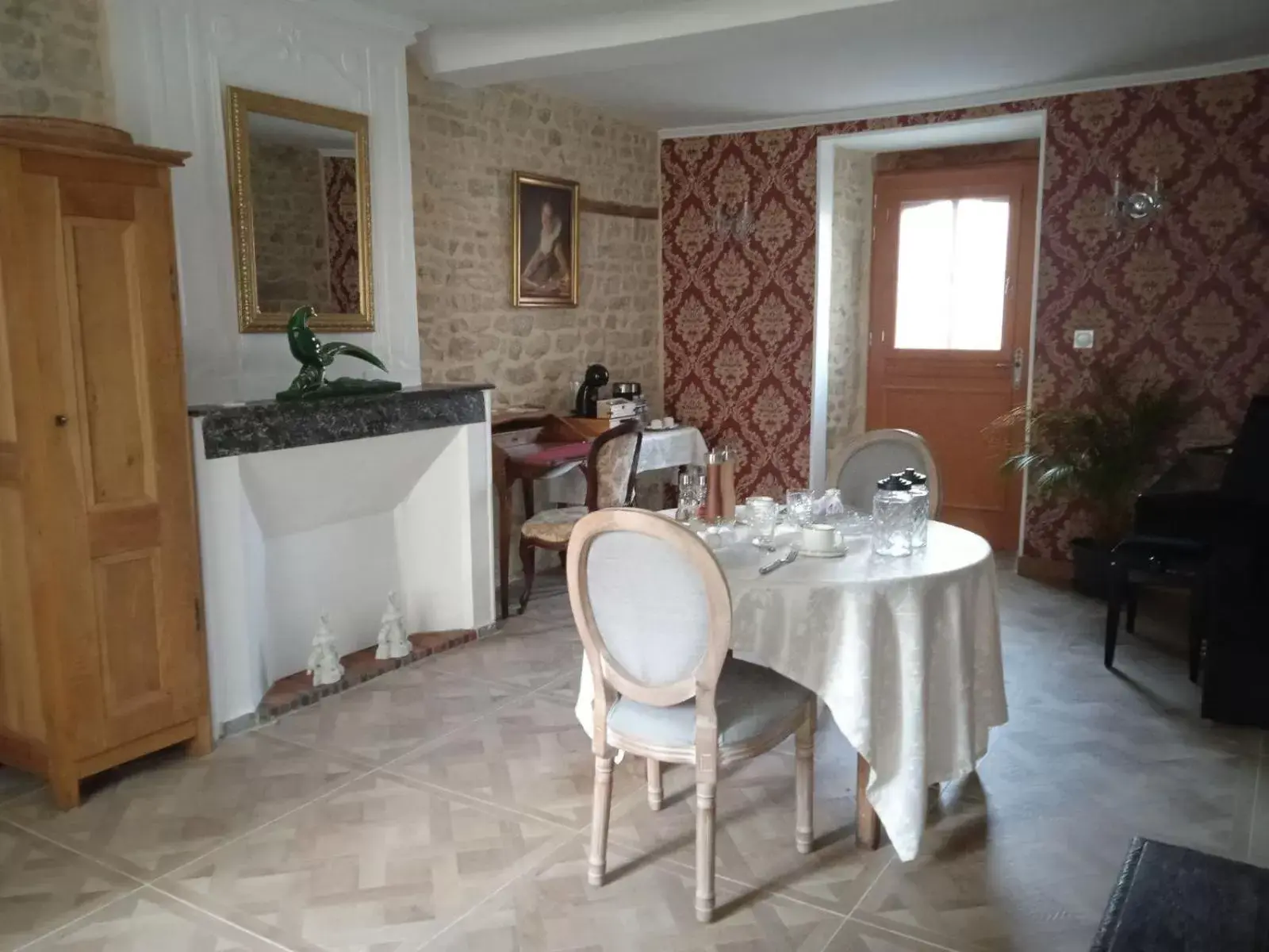 Dining Area in Aux Léopards Normands