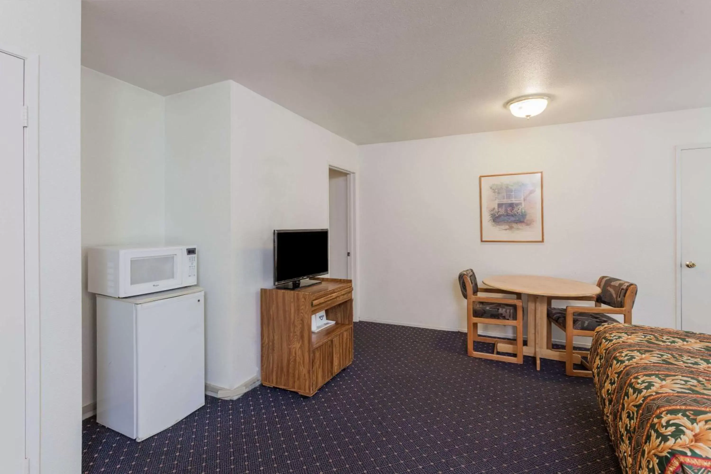 Photo of the whole room, Seating Area in Days Inn by Wyndham Anaheim West
