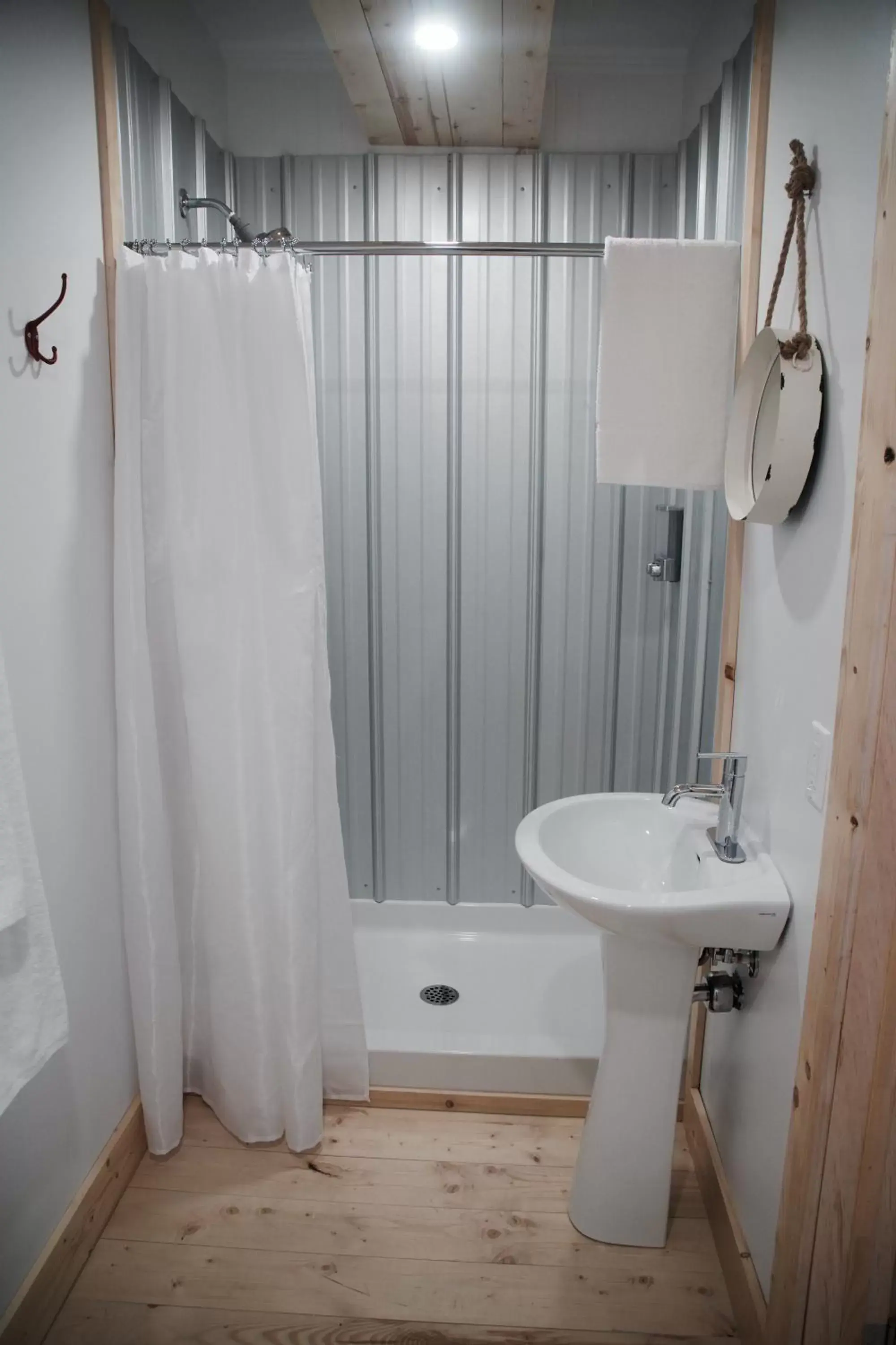 Shower, Bathroom in Auberge L'Amarré