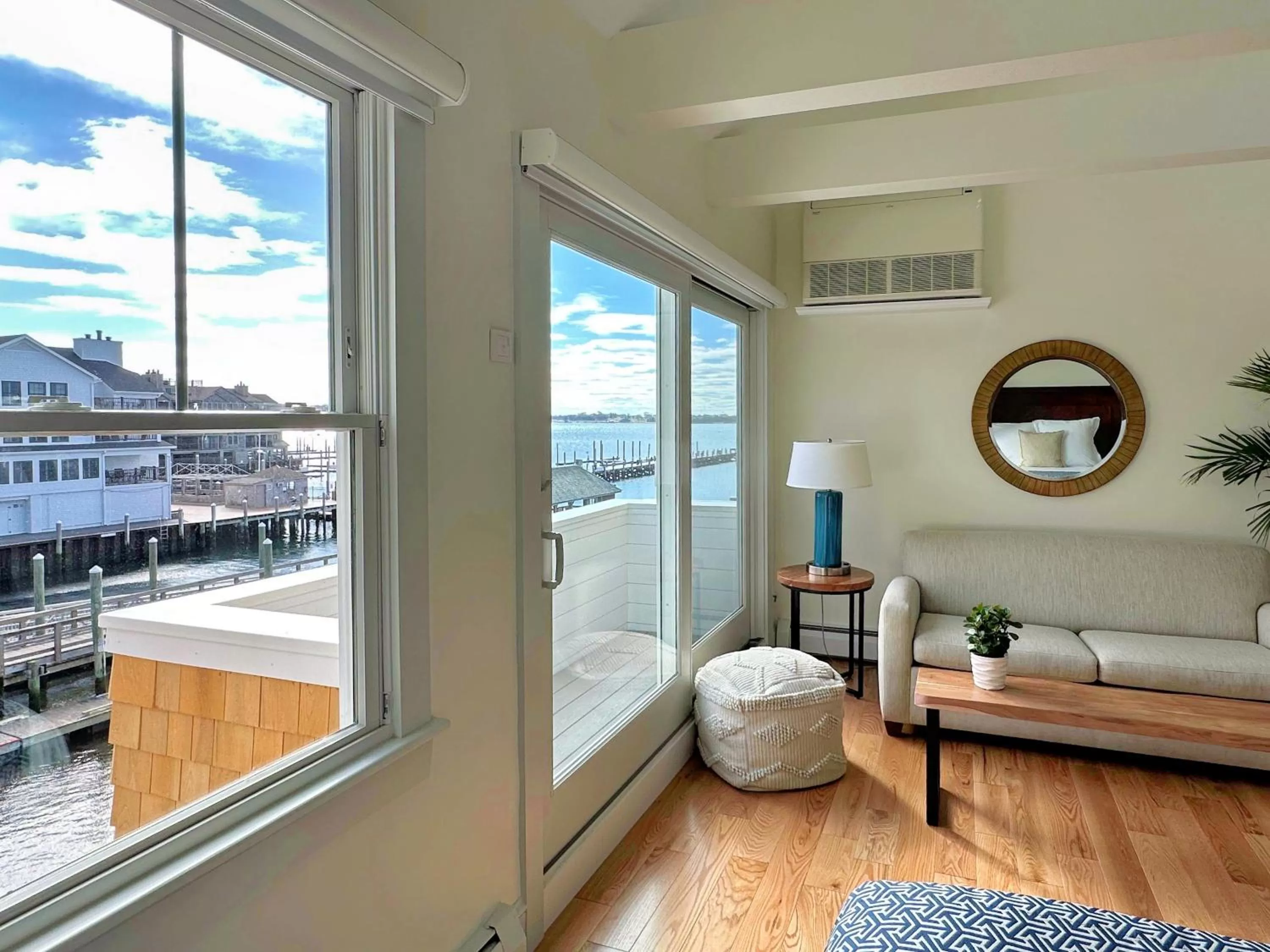Living room, Seating Area in Harborside Inn