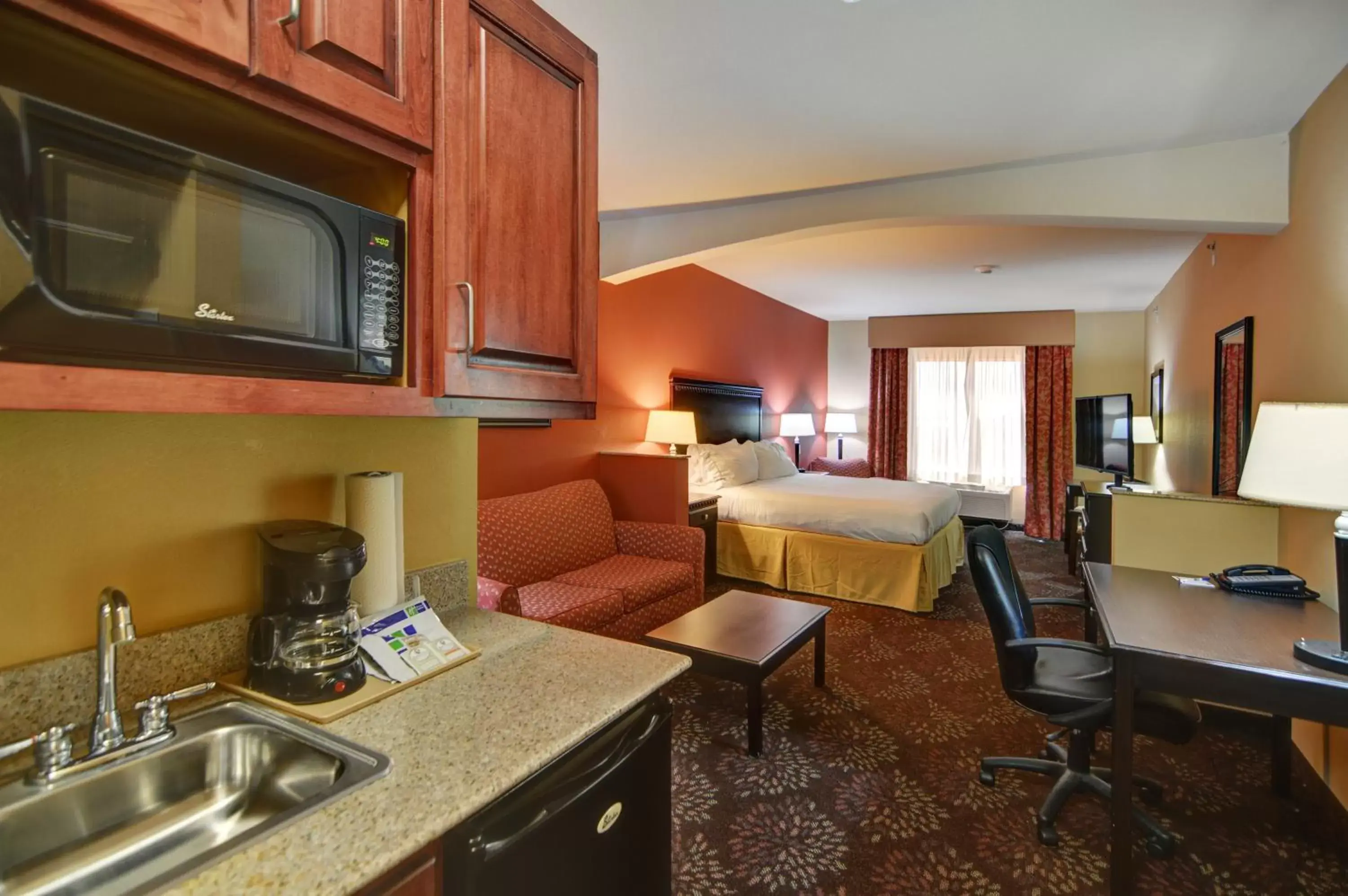 Photo of the whole room, Kitchen/Kitchenette in Holiday Inn Express Hotel and Suites Altus, an IHG Hotel