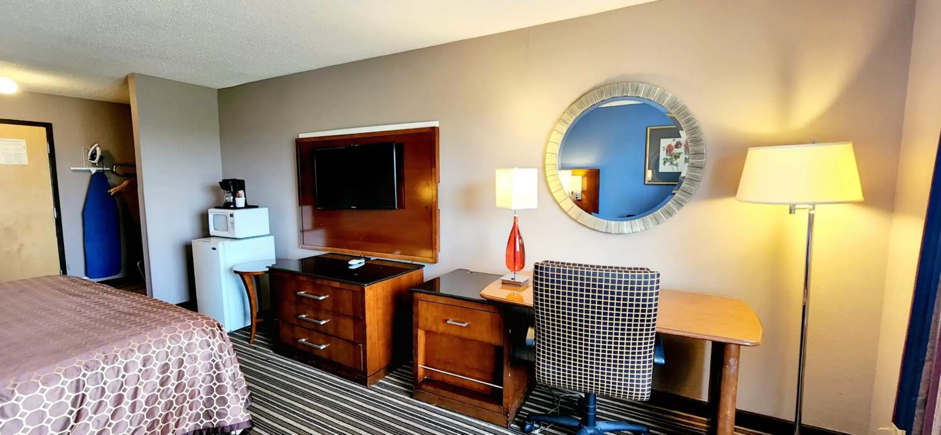 Bedroom, TV/Entertainment Center in Americas Best Value Inn & Suites-Foley
