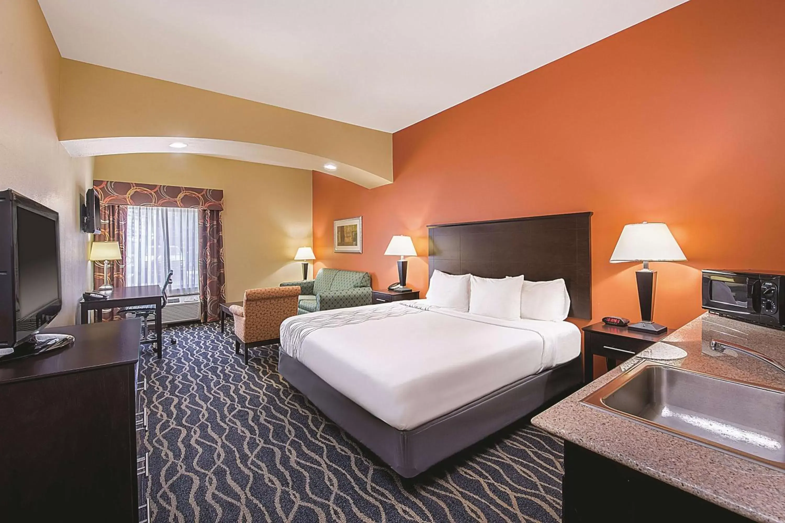 Photo of the whole room in La Quinta by Wyndham Tulsa Airport / Expo Square