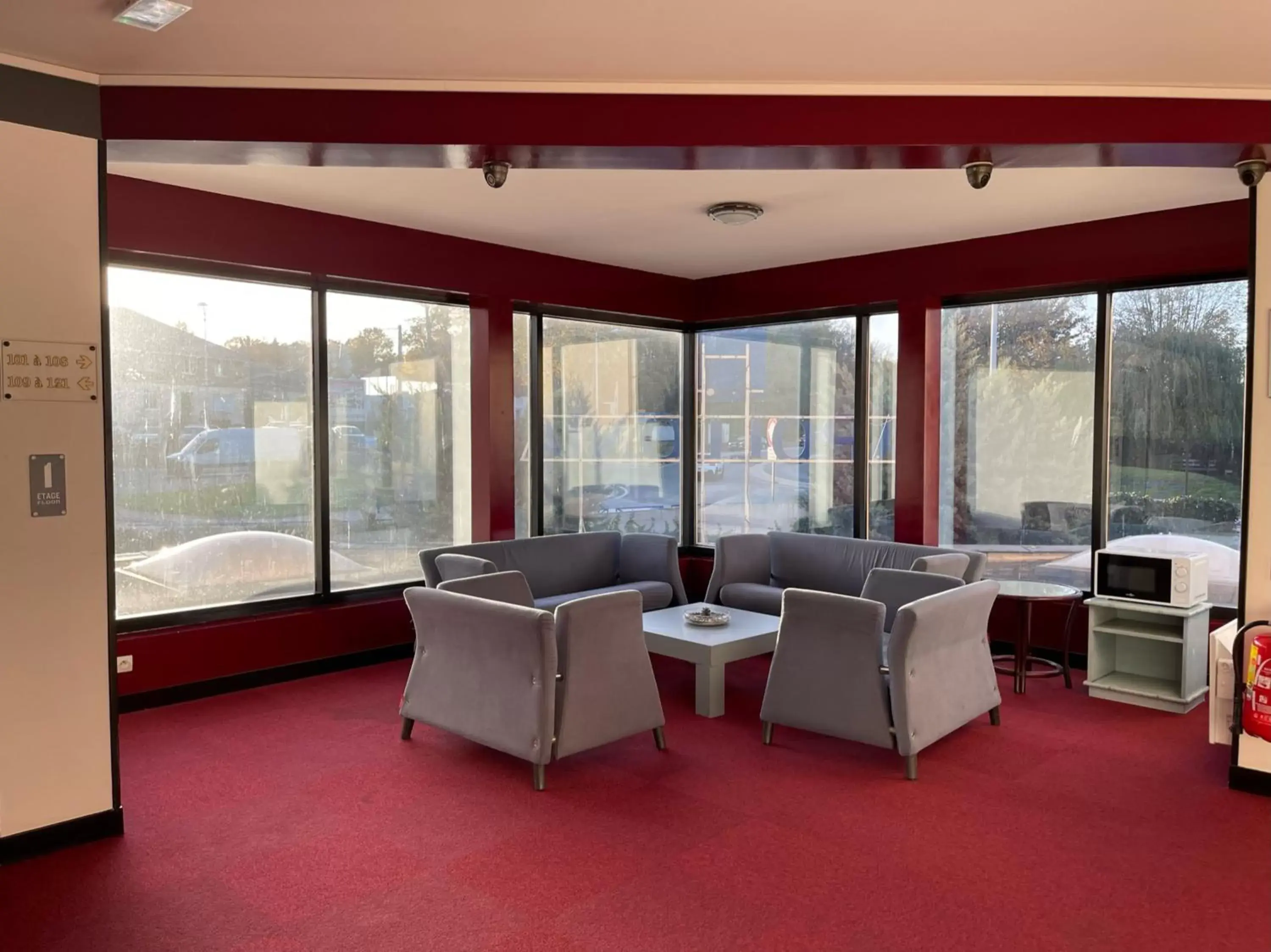 Living room in Kyriad Saint Fargeau Ponthierry - Apollonia