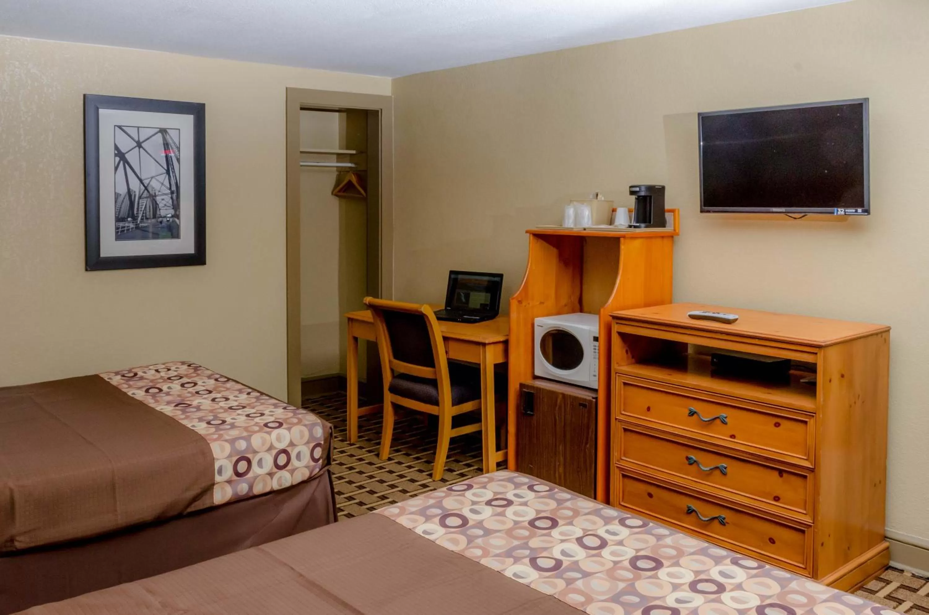TV and multimedia, Bed in Relax Inn - Bryson City