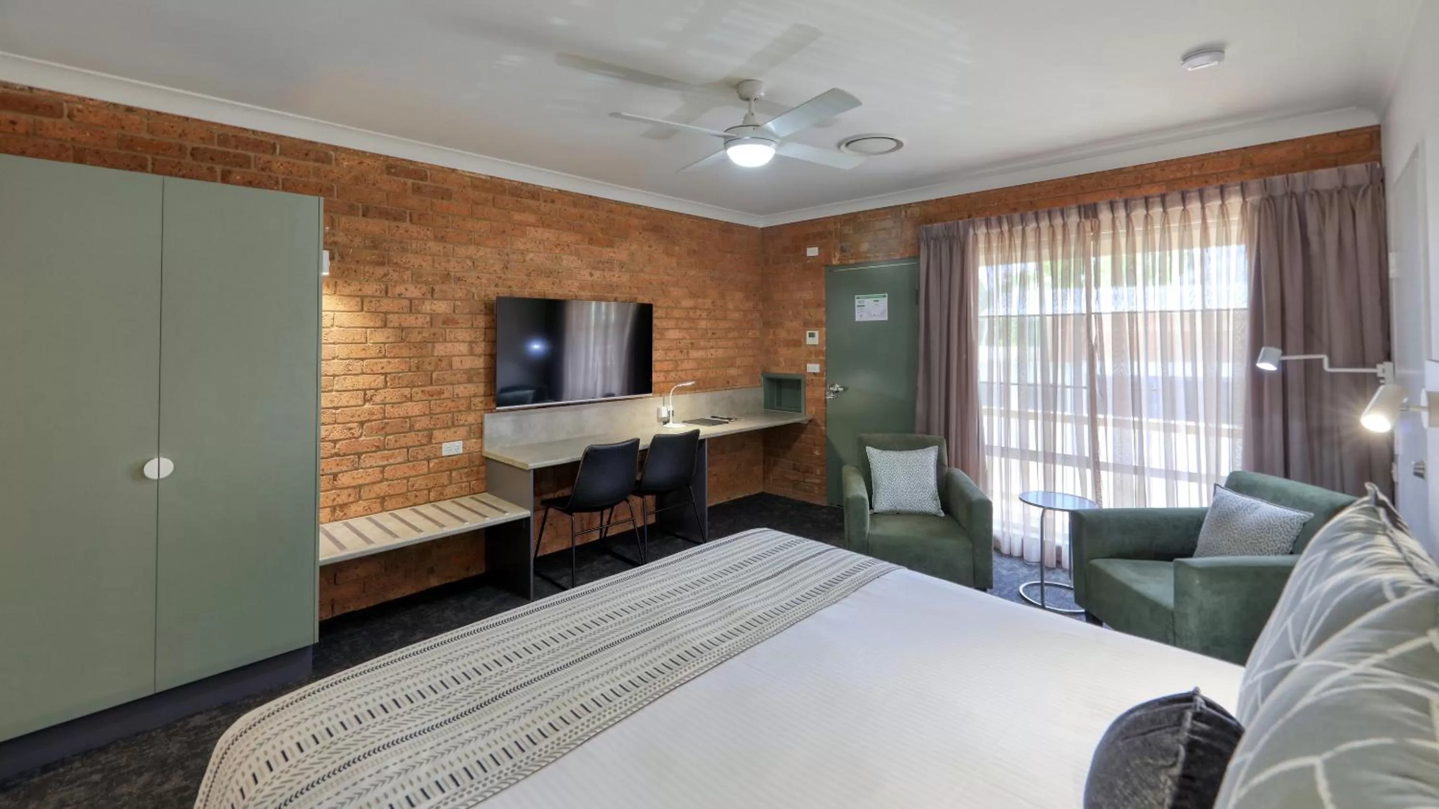 Communal lounge/ TV room, Bed in Hamilton Henry Parkes Motor Inn