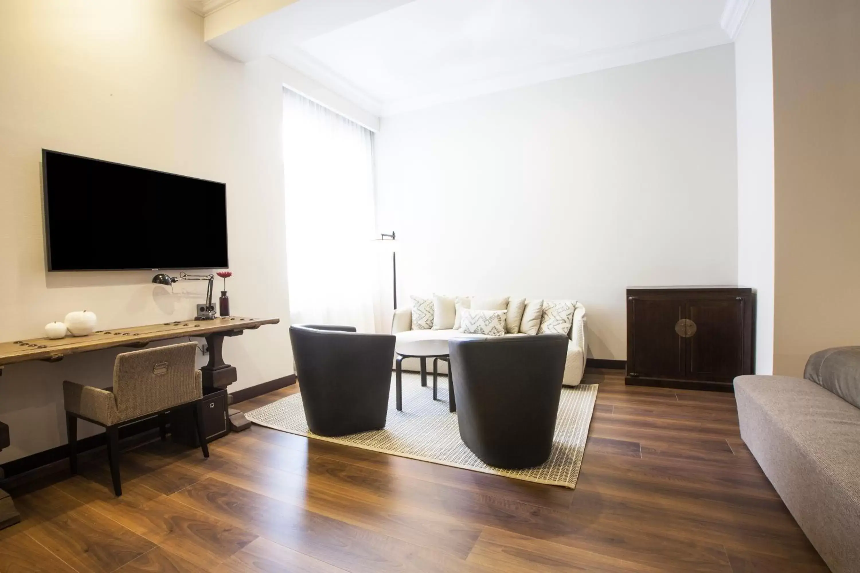 Living room, TV/Entertainment Center in Quentin Prague Hotel