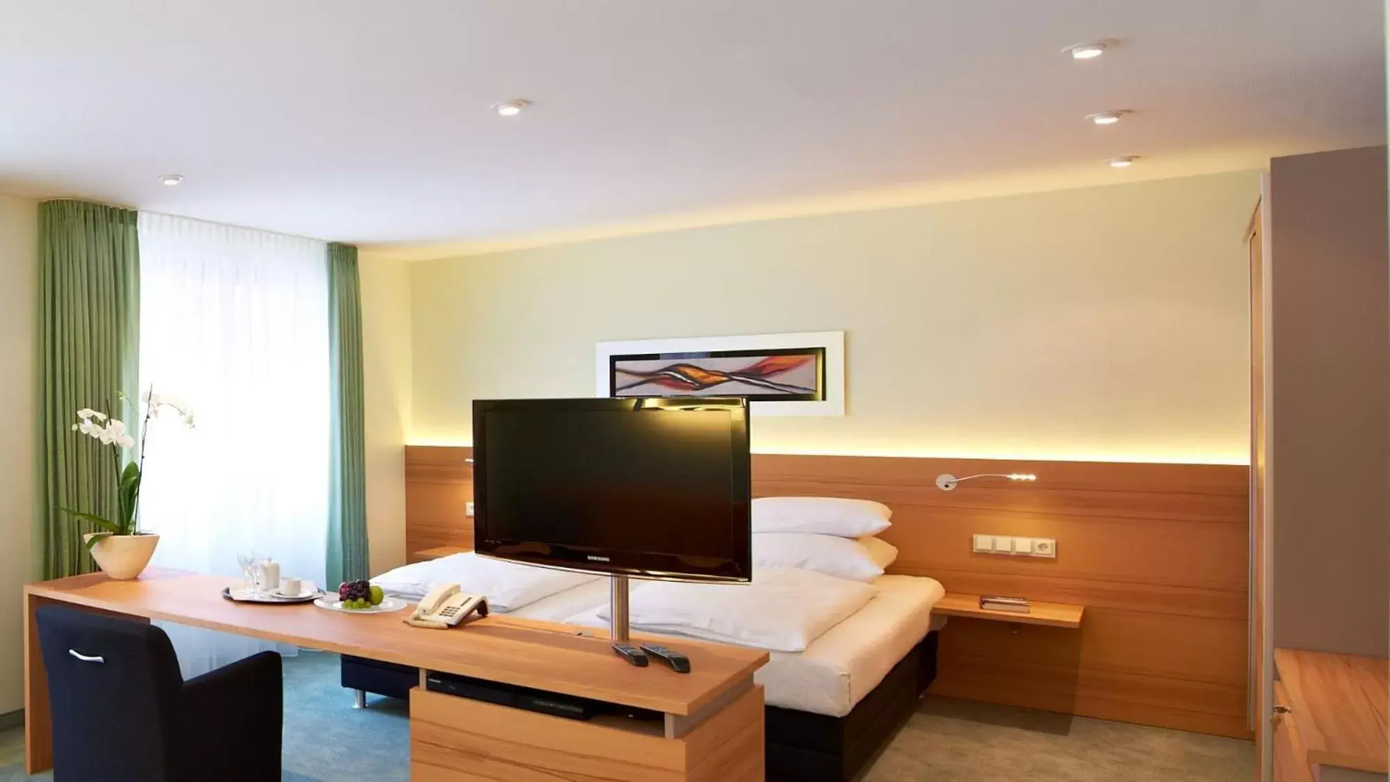 Bed, TV/Entertainment Center in Hirsch Hotel