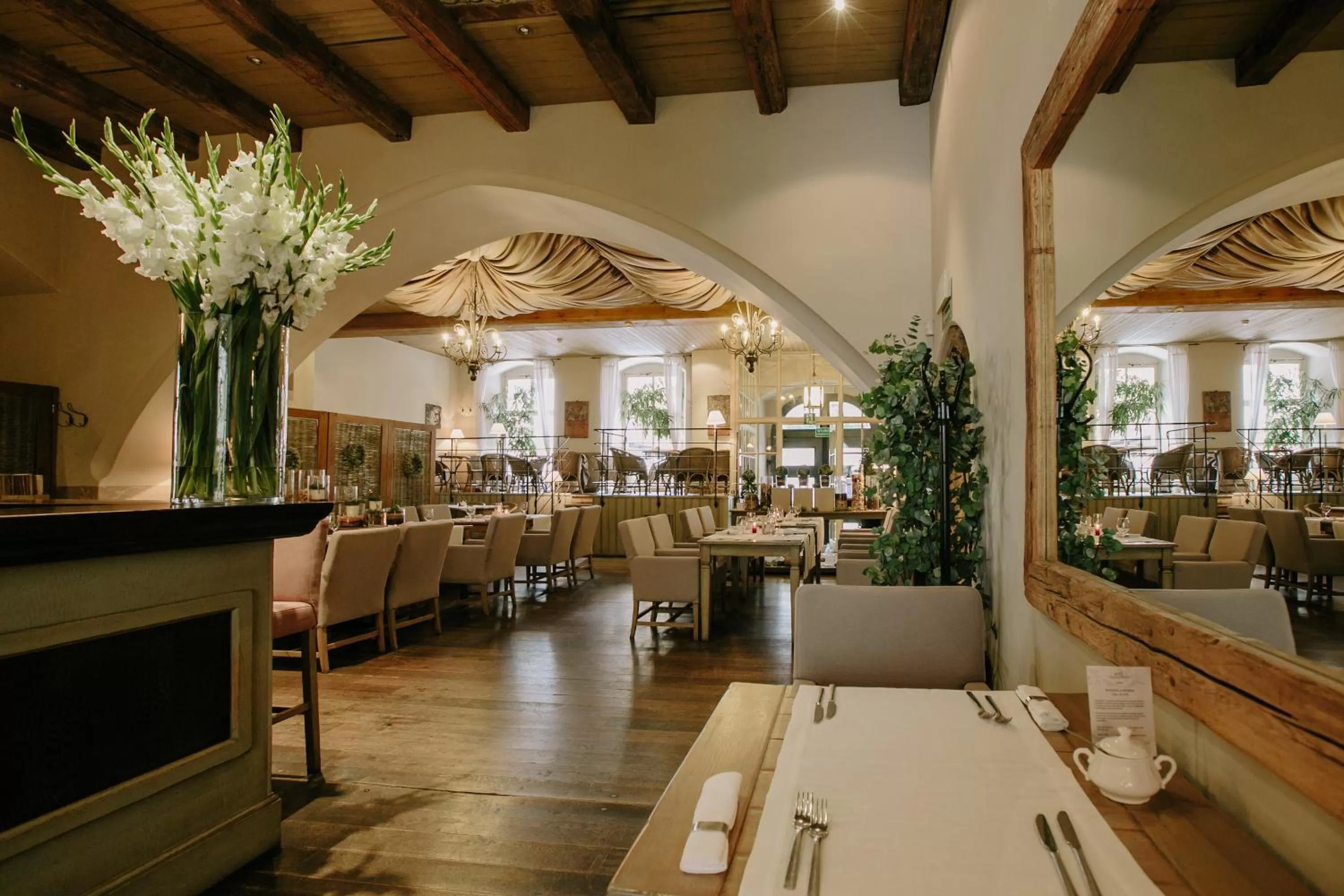 Restaurant/places to eat in Art Hotel