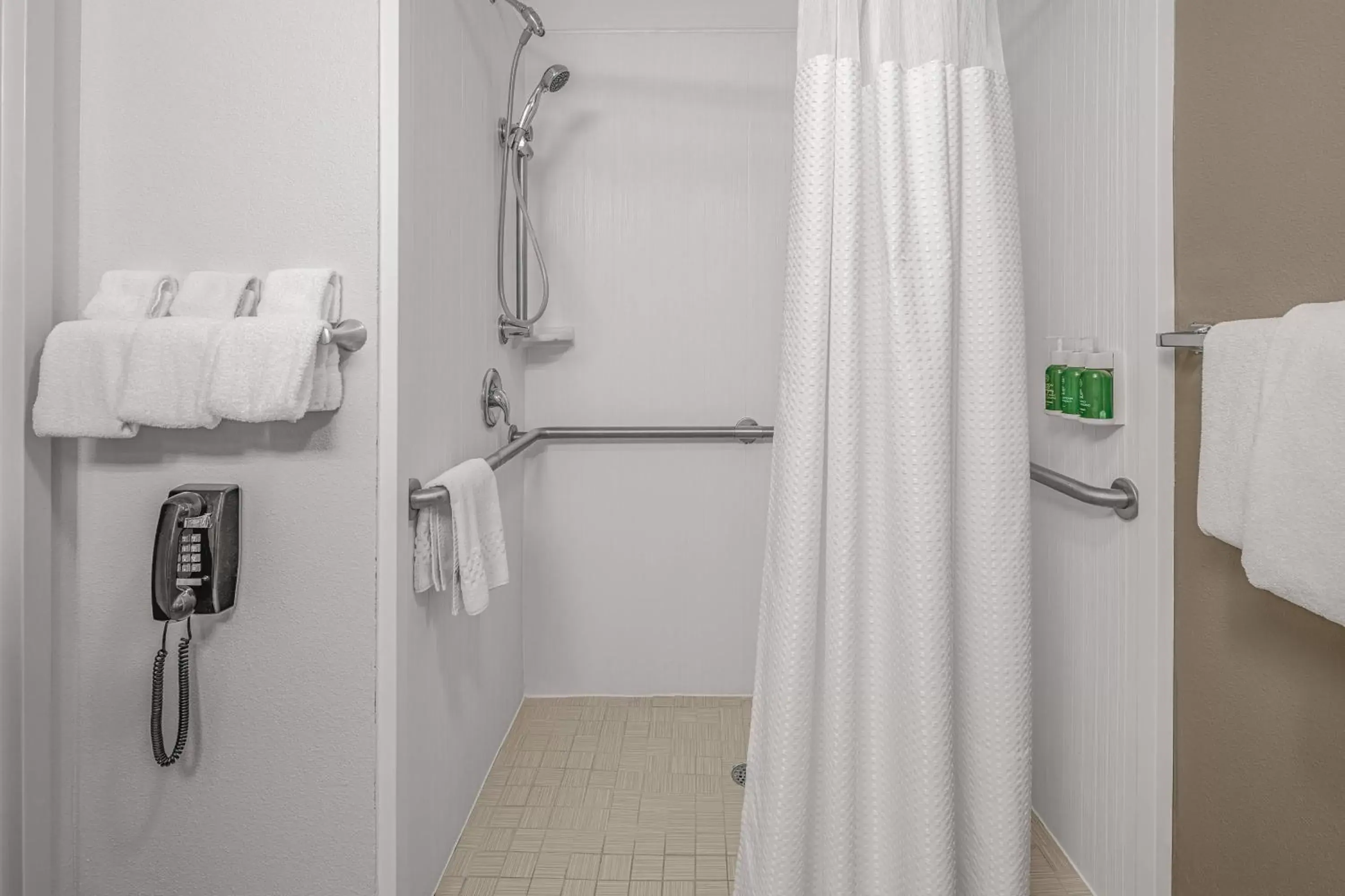 Bathroom in Courtyard by Marriott Wilmington/Wrightsville Beach