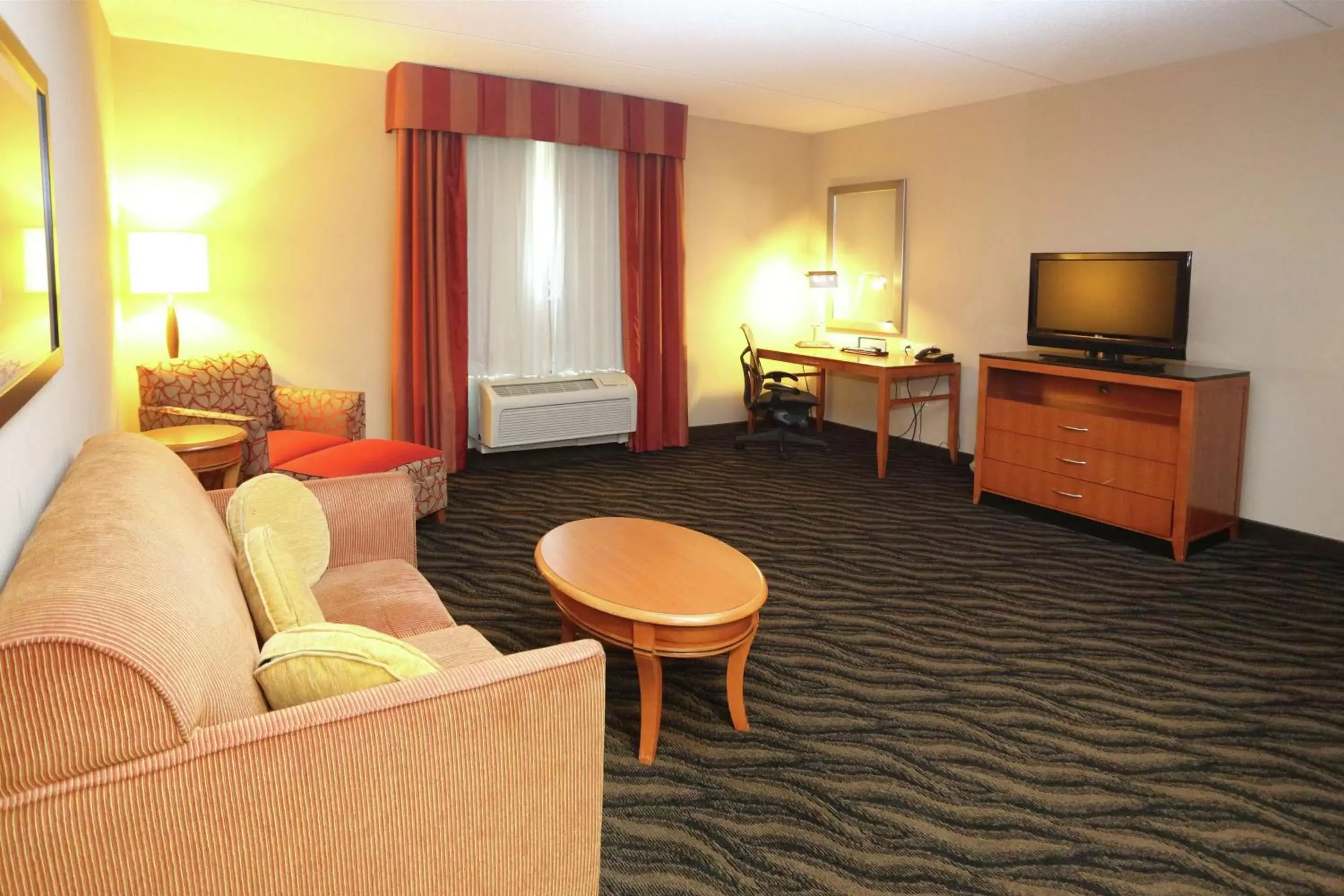 Bedroom, Seating Area in Hilton Garden Inn Chesapeake/Suffolk