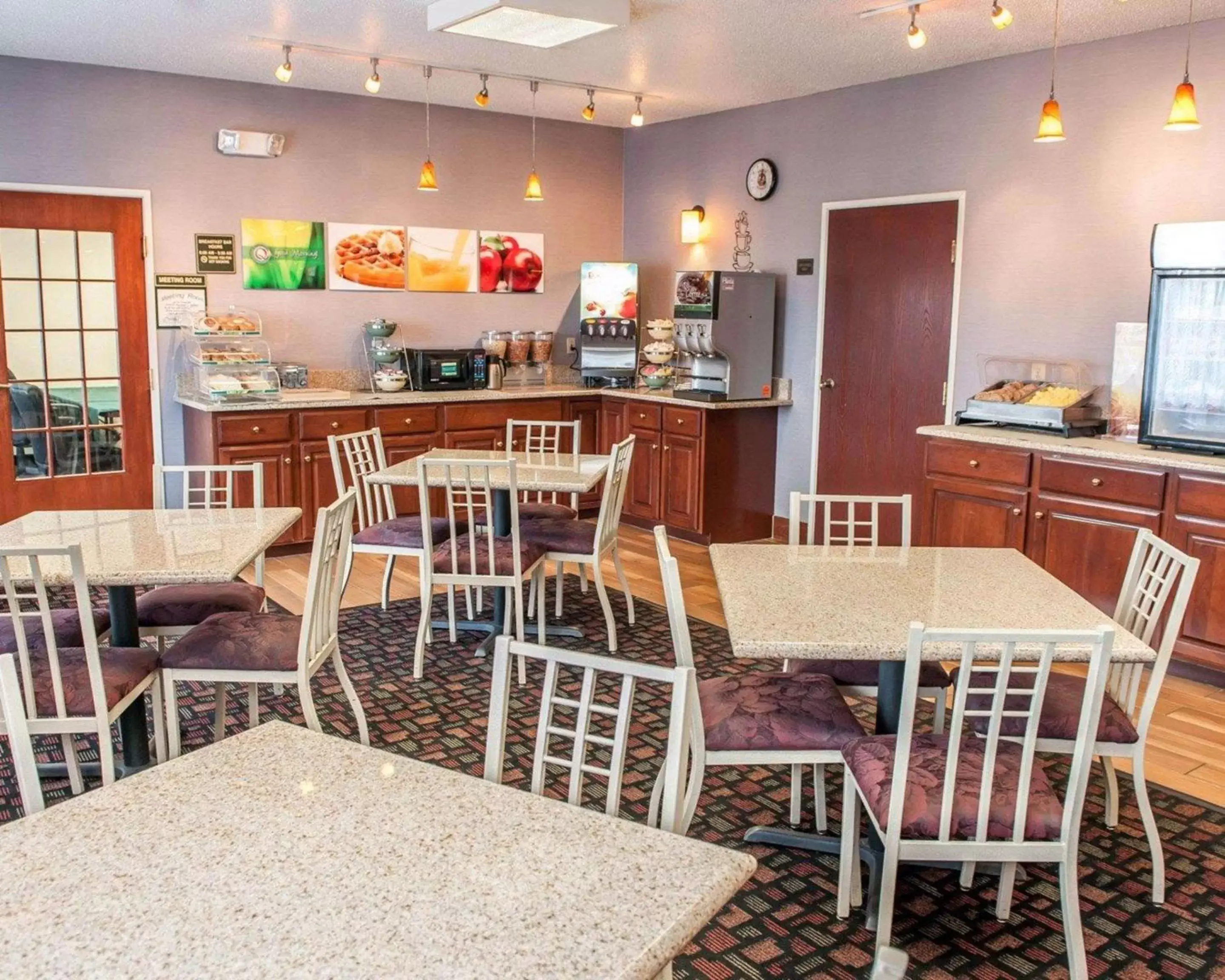 Restaurant/Places to Eat in Quality Inn & Suites South Bend Airport