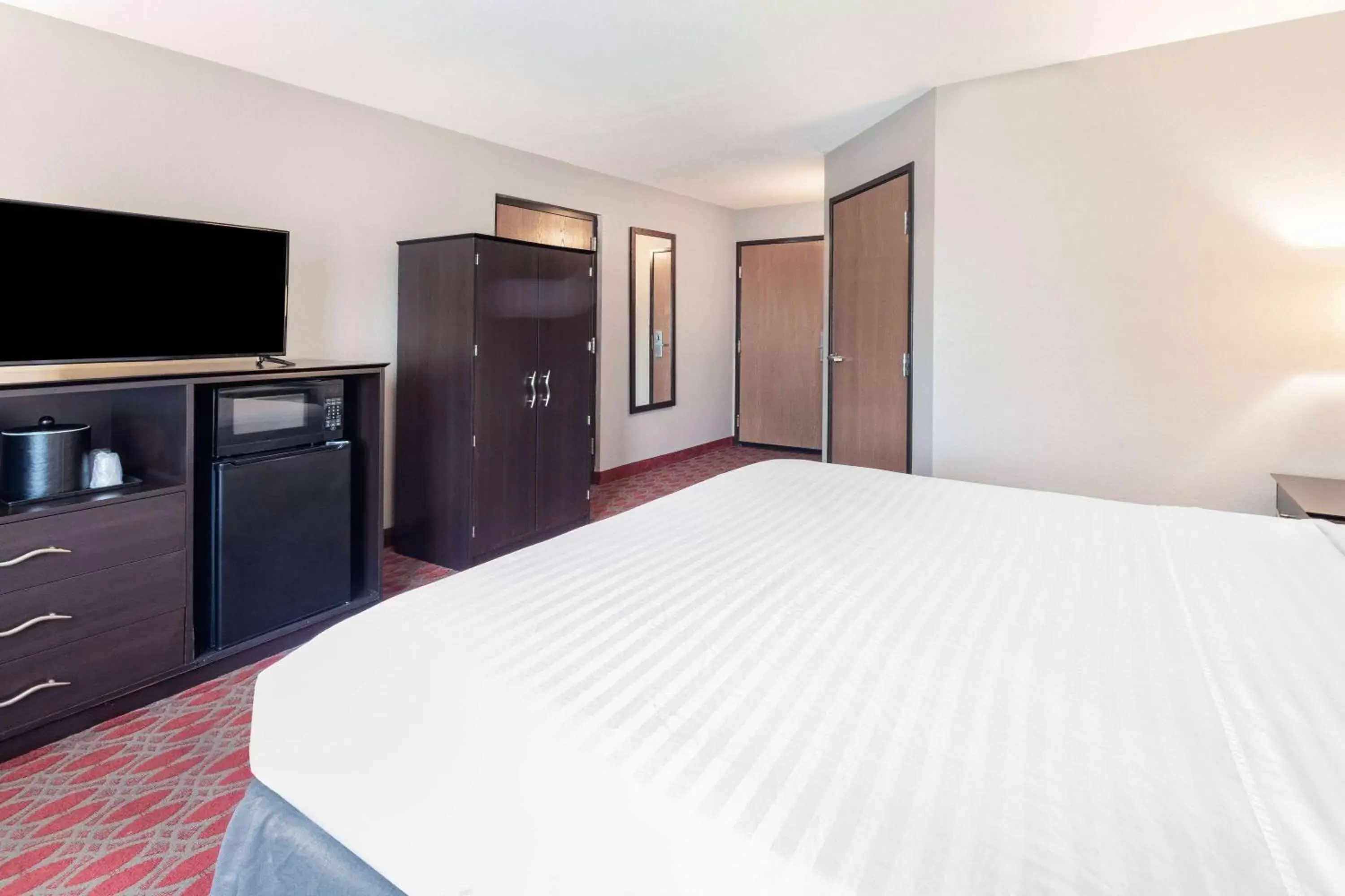 Photo of the whole room, TV/Entertainment Center in Baymont by Wyndham Brooklyn Center Photo of the whole room, TV/Entertainment Center in Baymont by Wyndham Brooklyn Center