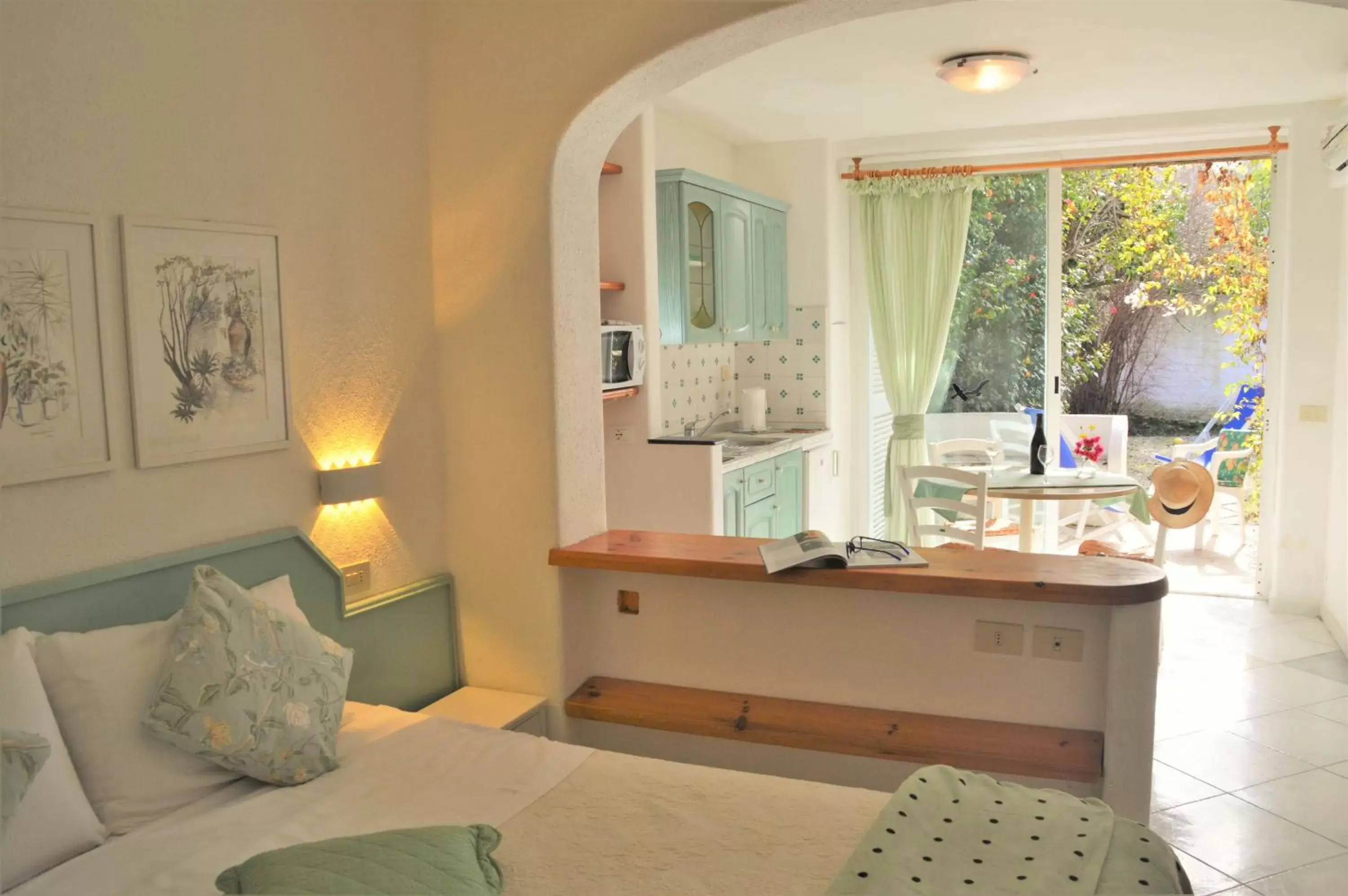 Living room, Bed in Villa Ravino Aparthotel