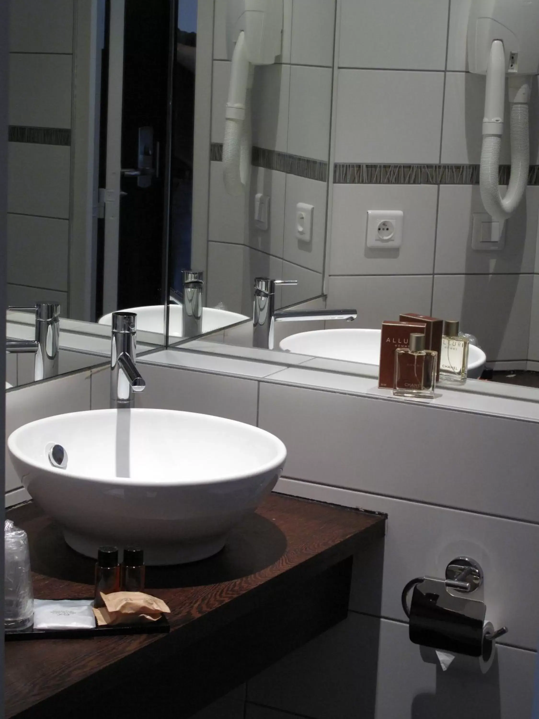 Bathroom in Source Hôtel