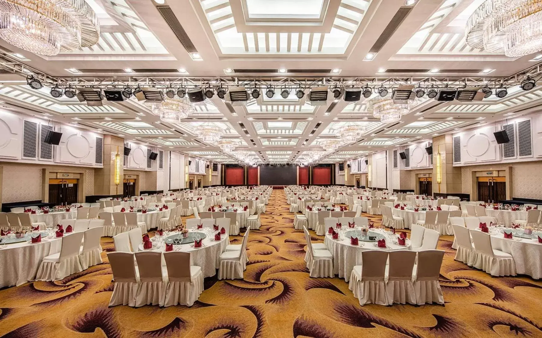 Banquet/Function facilities, Banquet Facilities in Crowne Plaza Foshan, an IHG Hotel - Exclusive bus stations for HKSAR round-trips