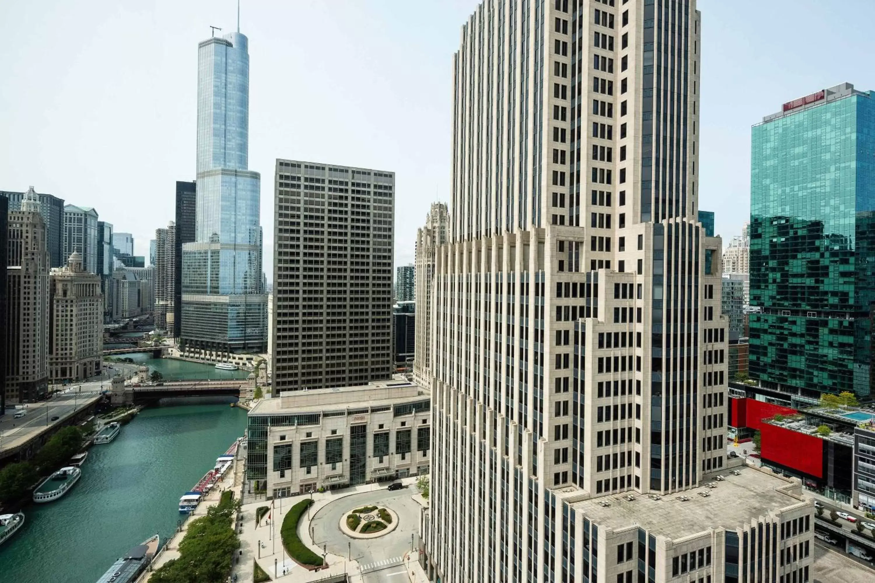 Photo of the whole room in Sheraton Grand Chicago Riverwalk