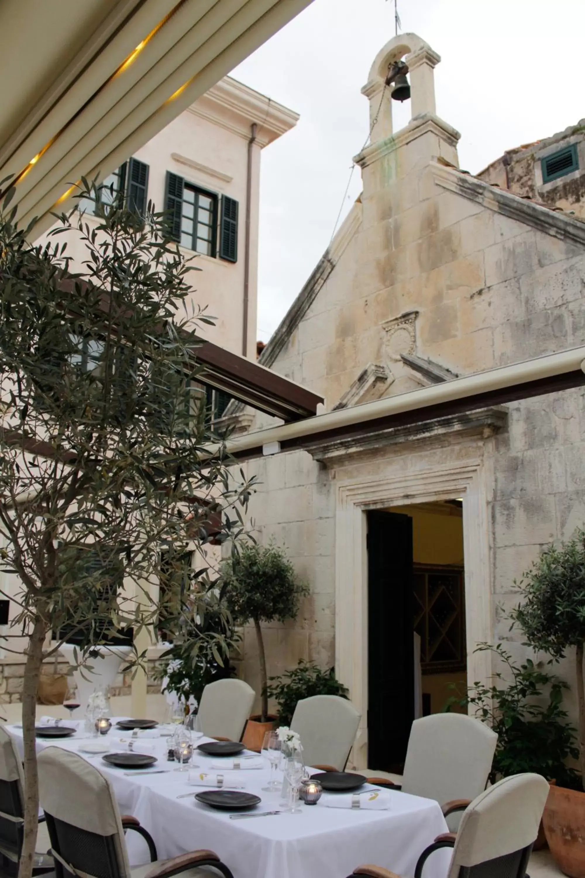 Restaurant/places to eat in The Pucic Palace